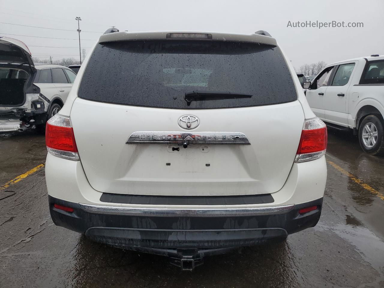 2011 Toyota Highlander Base White vin: 5TDZK3EH1BS043960