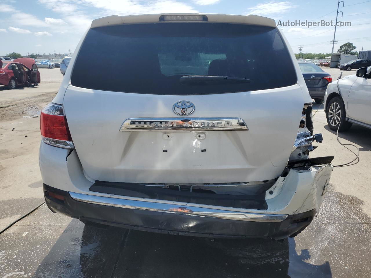 2011 Toyota Highlander Base White vin: 5TDZK3EH4BS037876