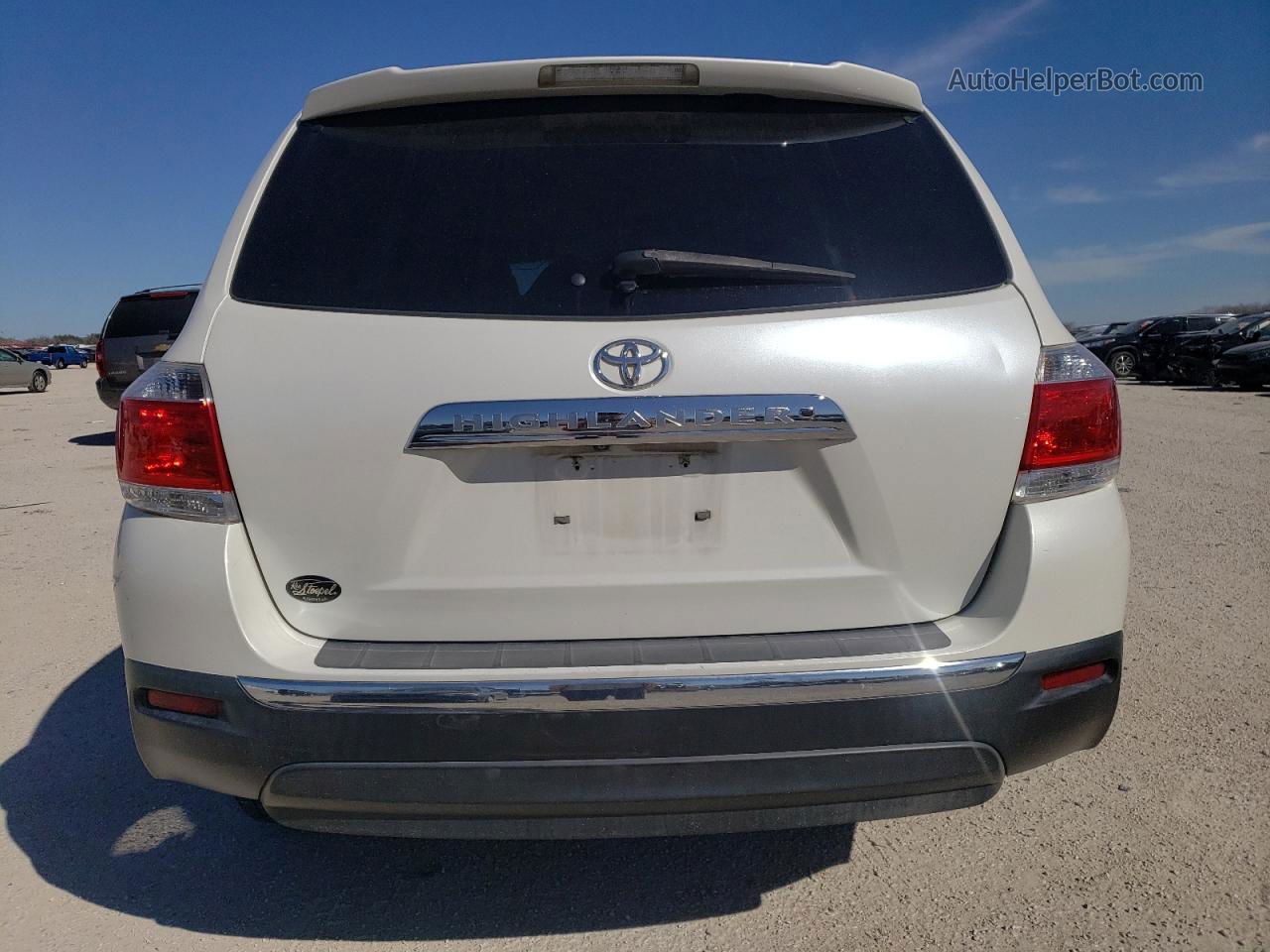 2011 Toyota Highlander Base White vin: 5TDZK3EH6BS048619