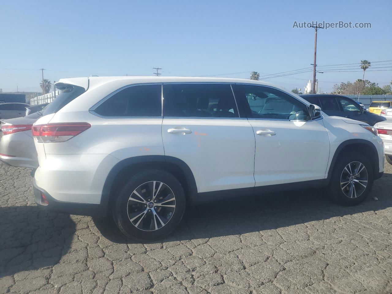 2019 Toyota Highlander Le White vin: 5TDZZRFH6KS344768