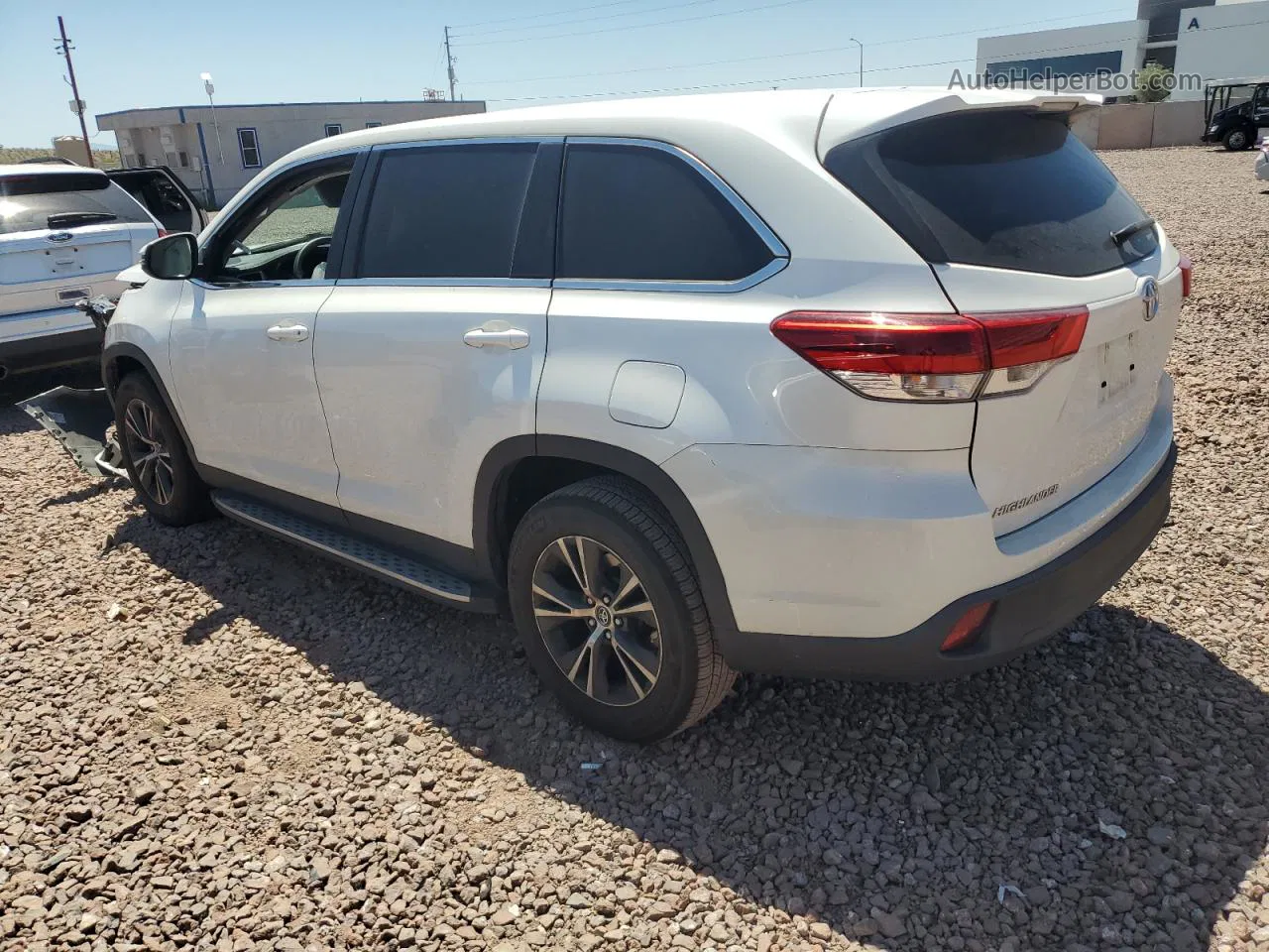 2019 Toyota Highlander Le White vin: 5TDZZRFHXKS312731