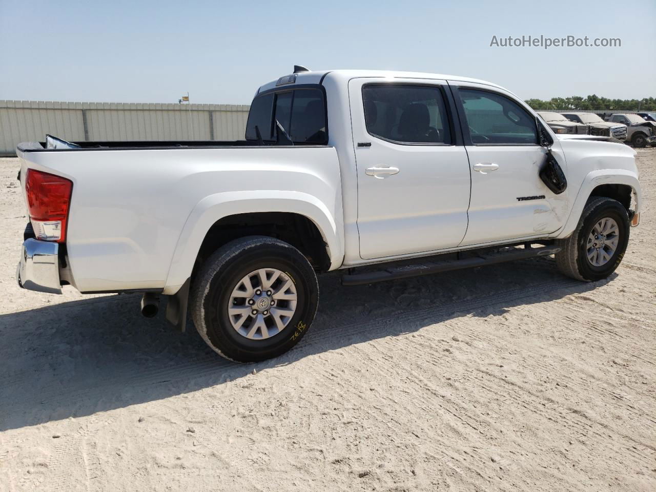 2017 Toyota Tacoma Double Cab White vin: 5TFAZ5CN1HX022235