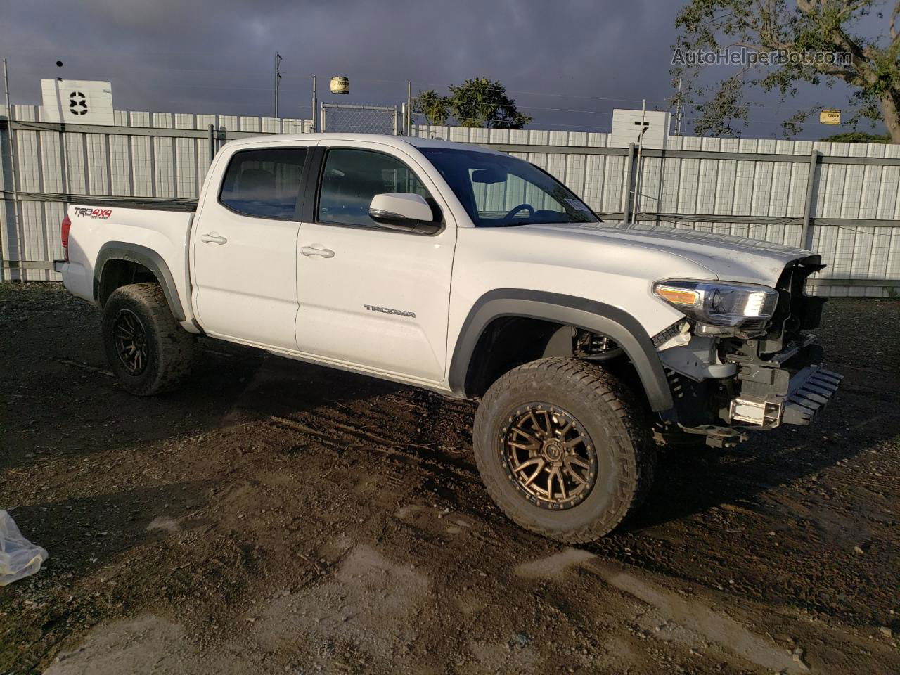 2017 Toyota Tacoma Double Cab White vin: 5TFCZ5AN0HX102167