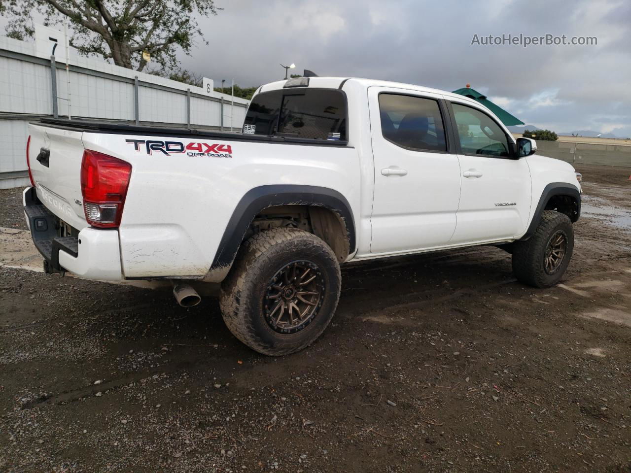 2017 Toyota Tacoma Double Cab White vin: 5TFCZ5AN0HX102167