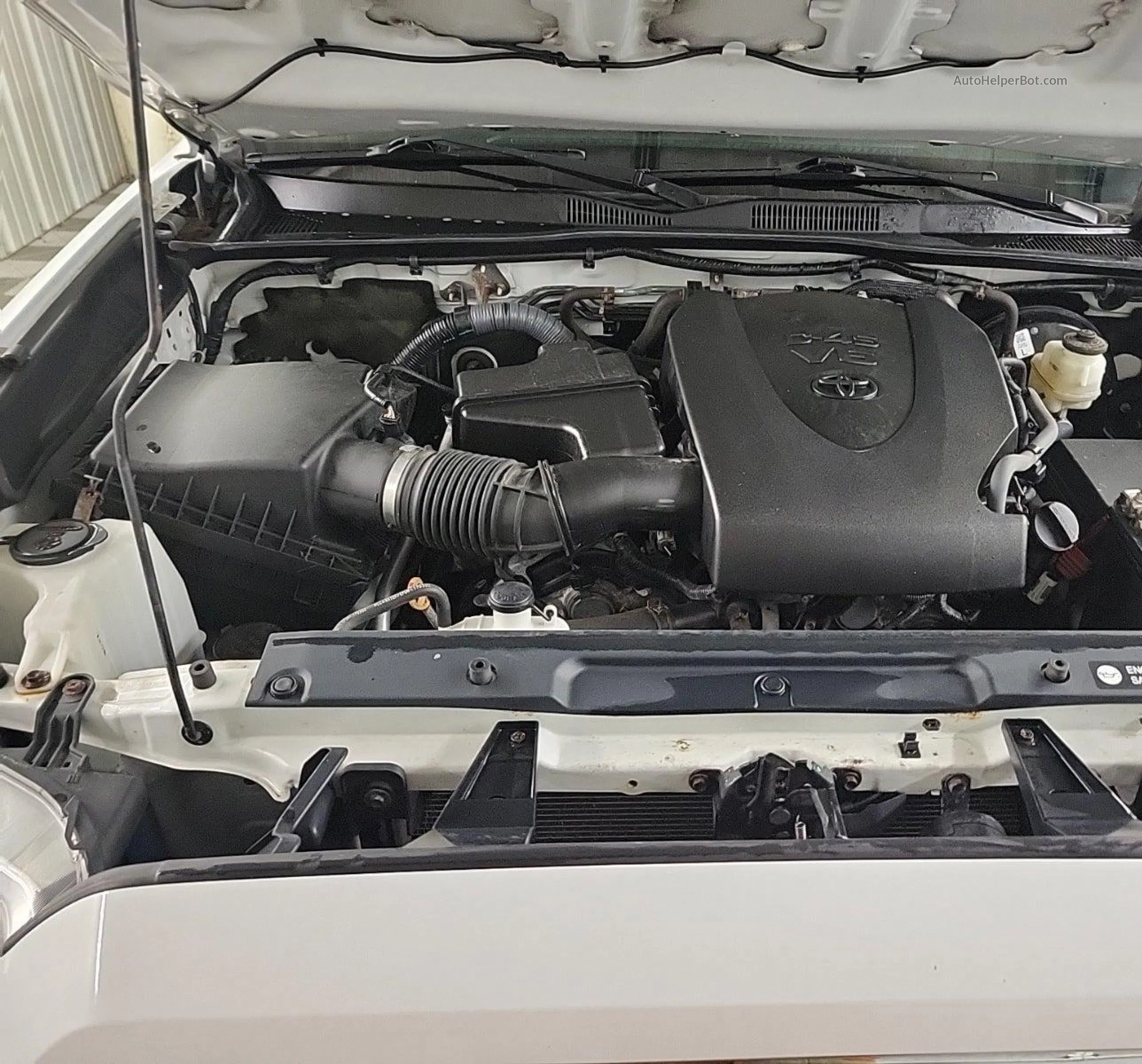 2017 Toyota Tacoma Dbl Cab/sr/trdspt/or/pro White vin: 5TFCZ5AN4HX102883