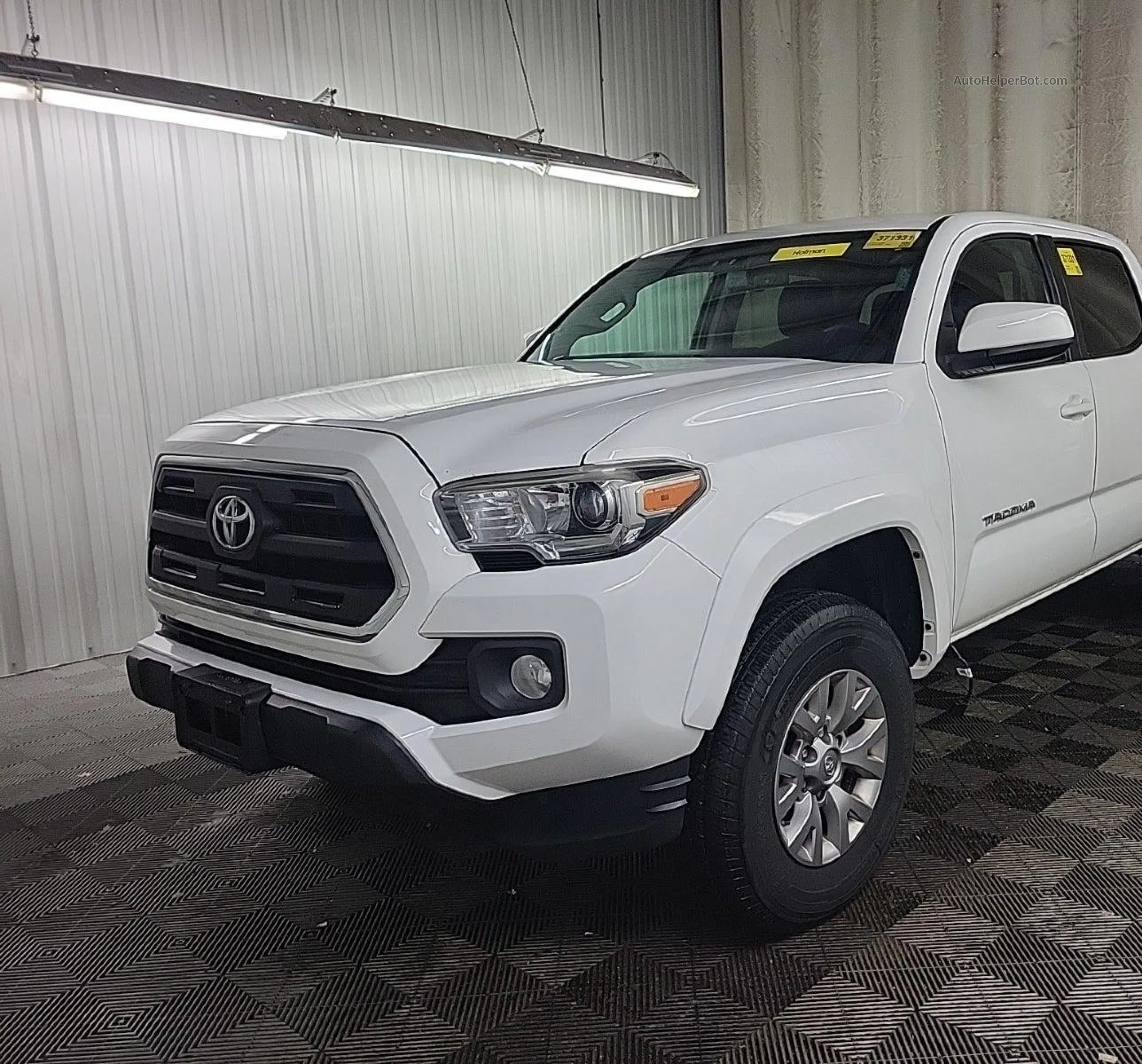 2017 Toyota Tacoma Dbl Cab/sr/trdspt/or/pro White vin: 5TFCZ5AN4HX102883