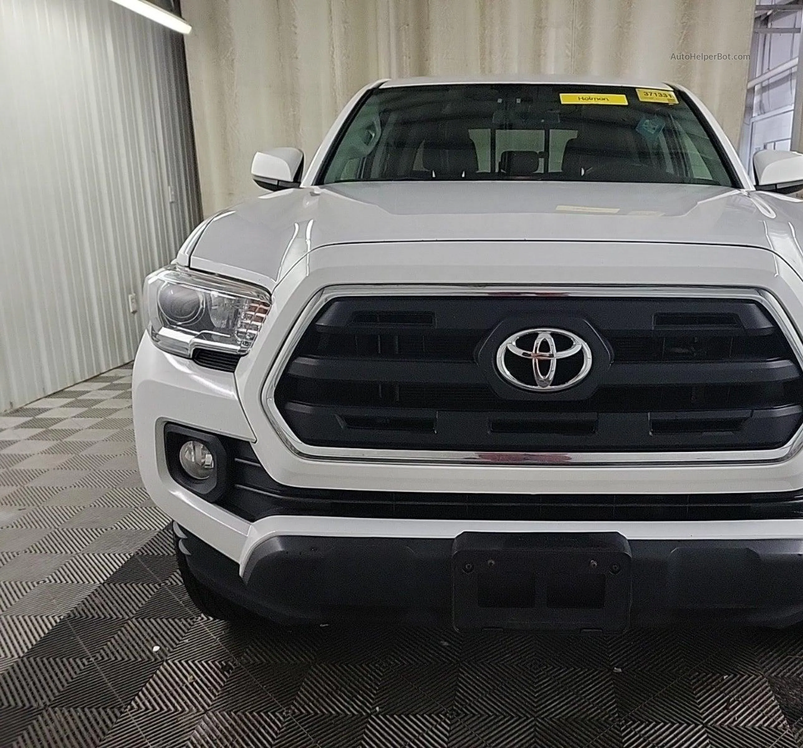 2017 Toyota Tacoma Dbl Cab/sr/trdspt/or/pro White vin: 5TFCZ5AN4HX102883