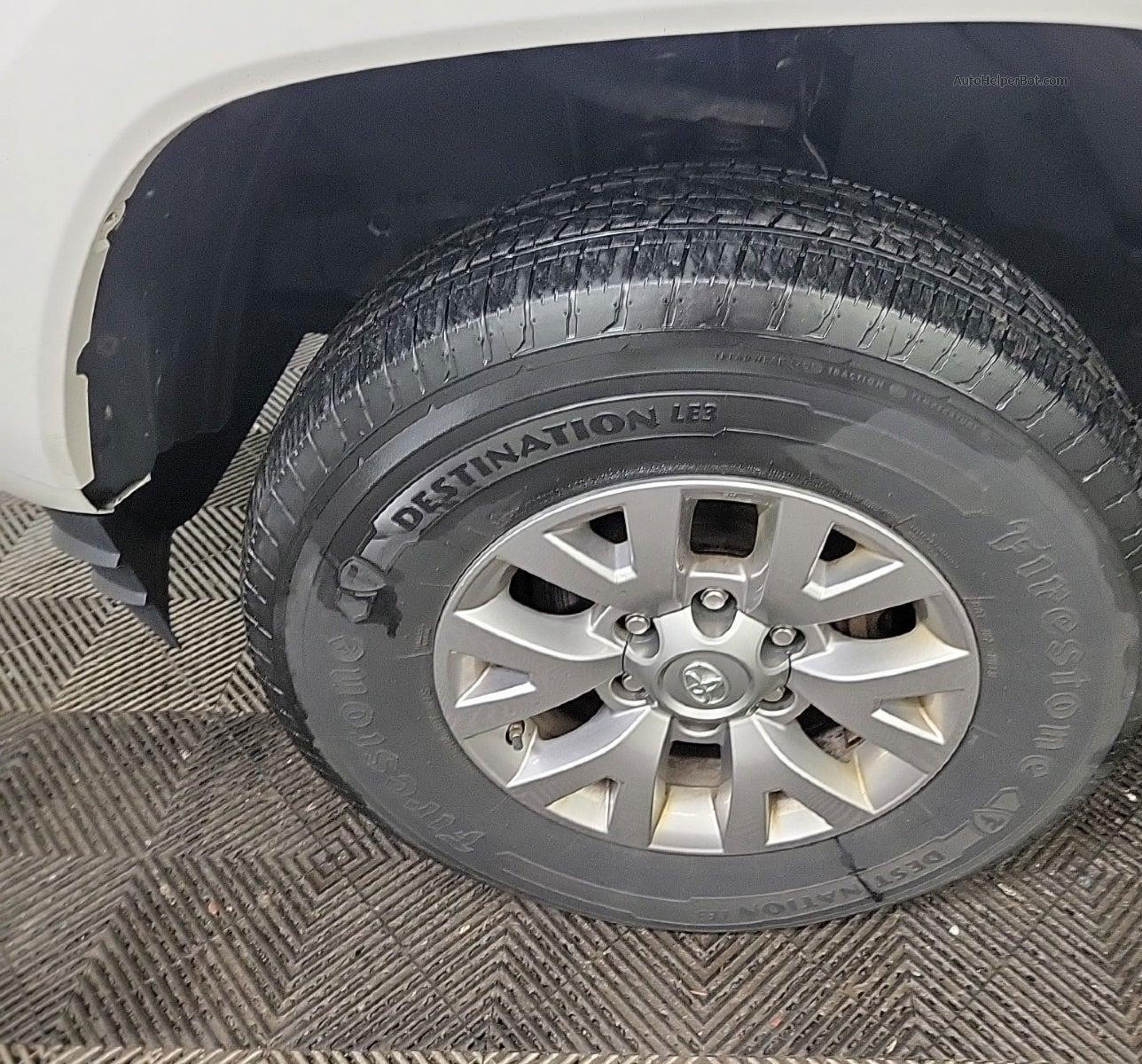 2017 Toyota Tacoma Dbl Cab/sr/trdspt/or/pro White vin: 5TFCZ5AN4HX102883