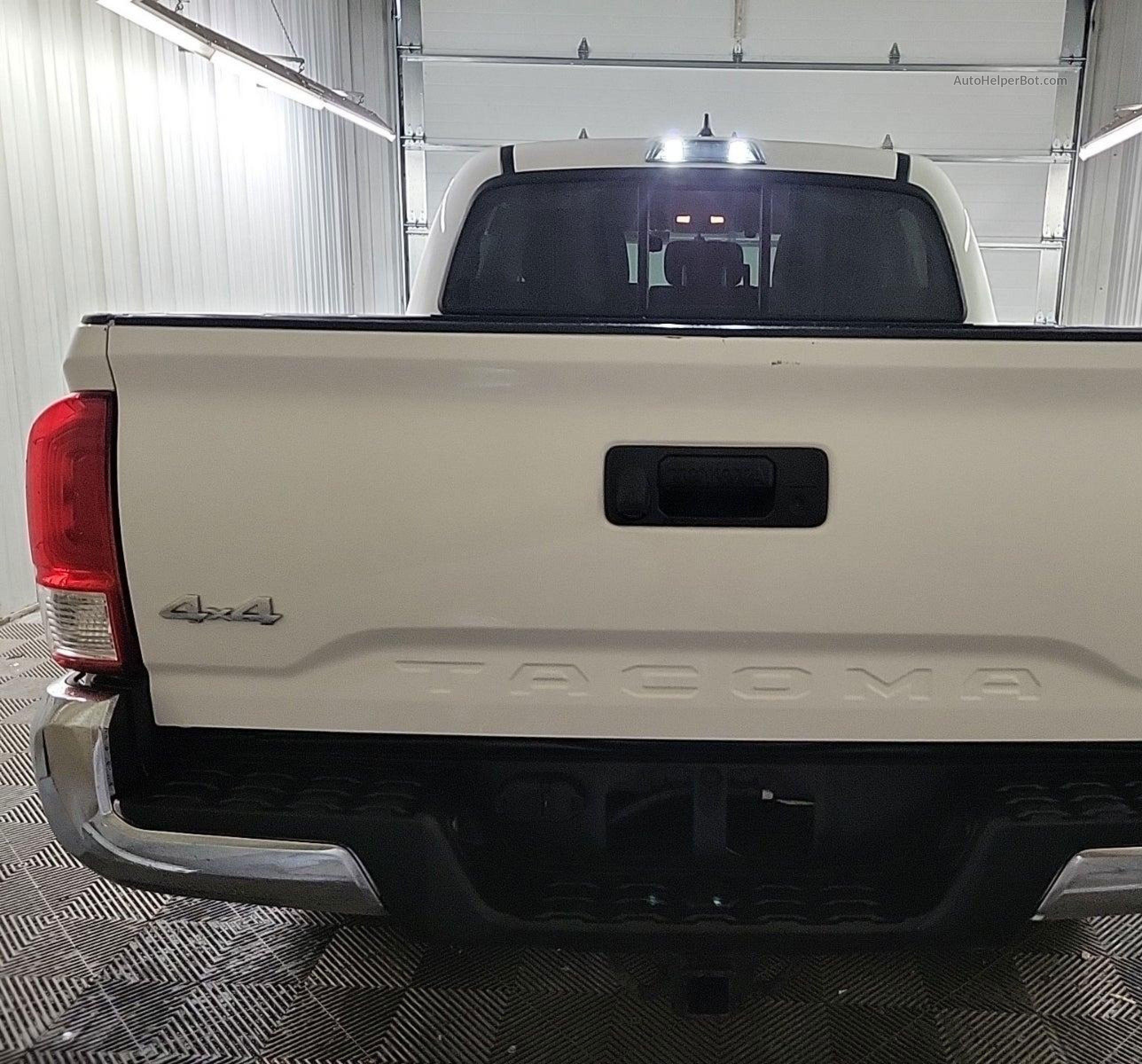 2017 Toyota Tacoma Dbl Cab/sr/trdspt/or/pro White vin: 5TFCZ5AN4HX102883