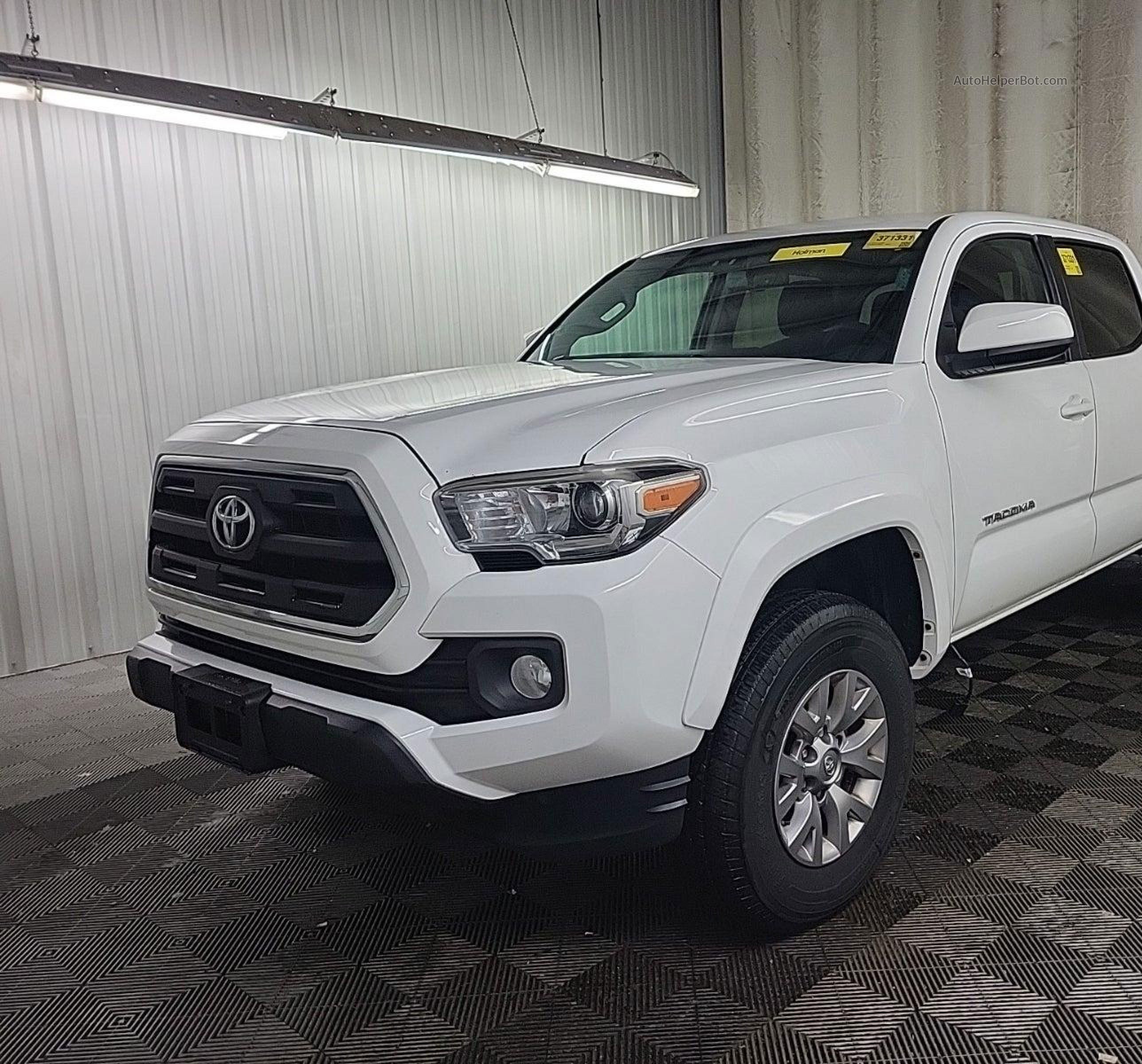 2017 Toyota Tacoma Dbl Cab/sr/trdspt/or/pro White vin: 5TFCZ5AN4HX102883