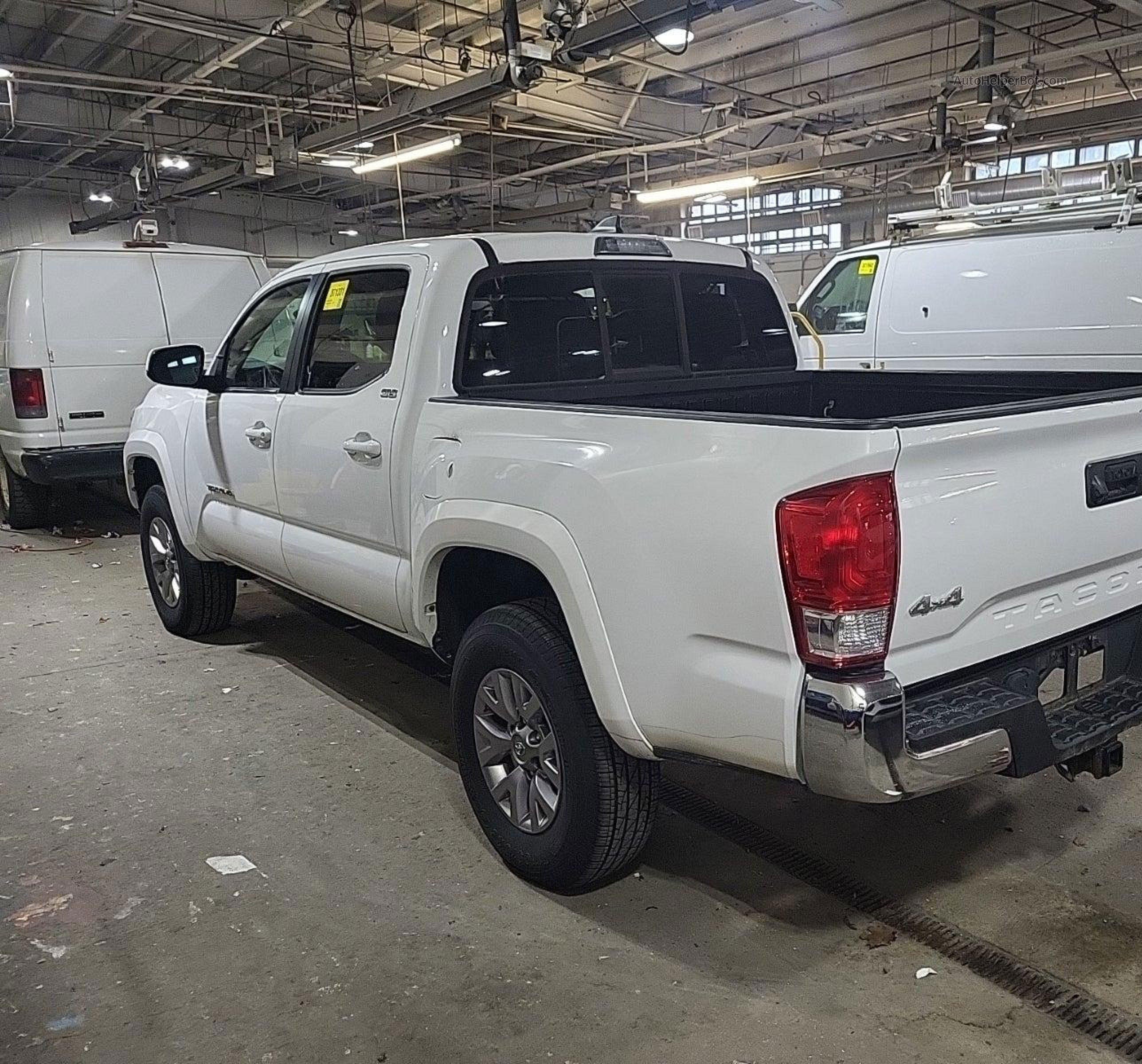 2017 Toyota Tacoma Dbl Cab/sr/trdspt/or/pro White vin: 5TFCZ5AN4HX102883