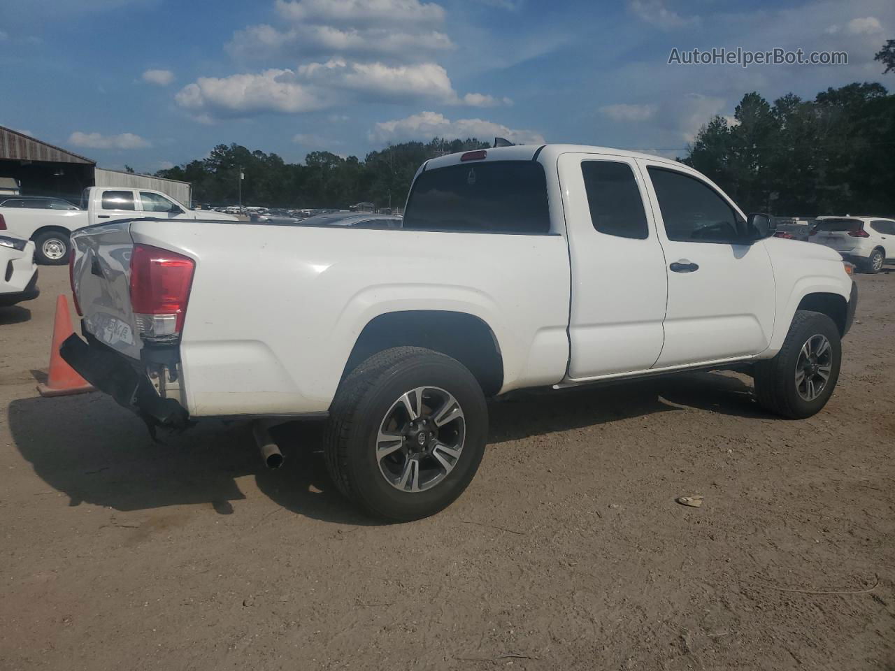 2017 Toyota Tacoma Access Cab White vin: 5TFRX5GNXHX098989