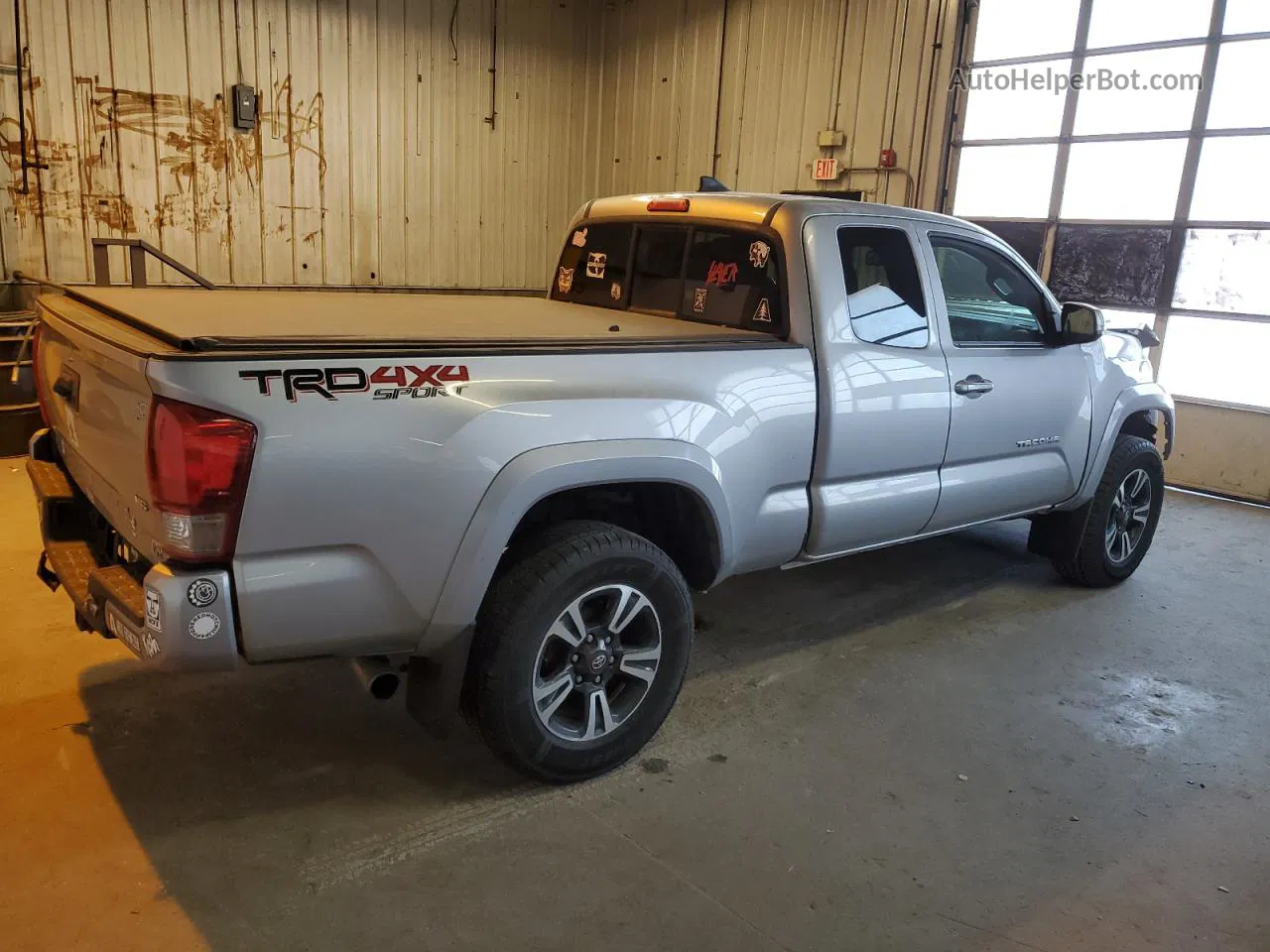 2017 Toyota Tacoma Access Cab Silver vin: 5TFSZ5AN5HX051423