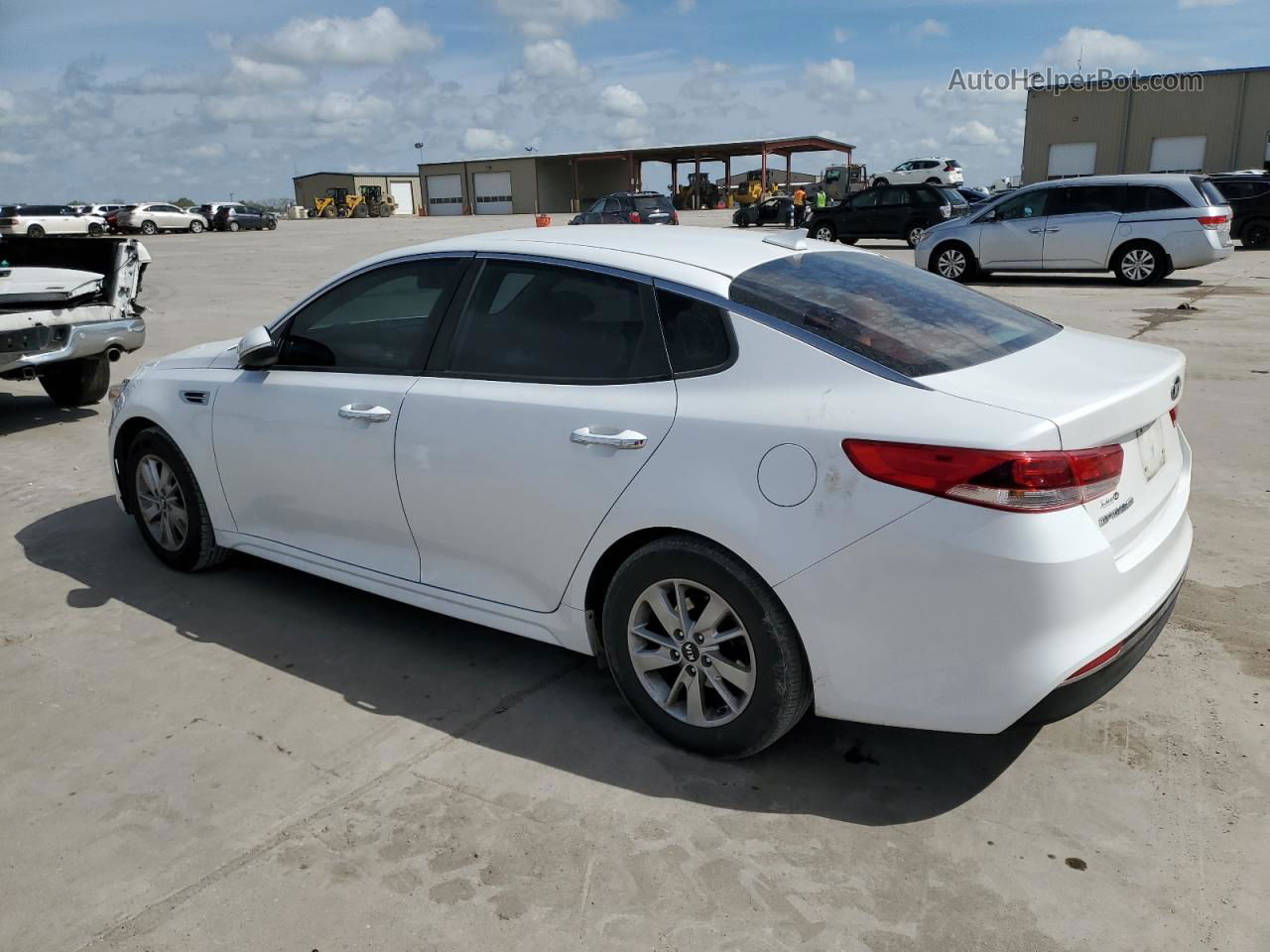 2017 Kia Optima Lx Белый vin: 5XXGT4L35HG126965