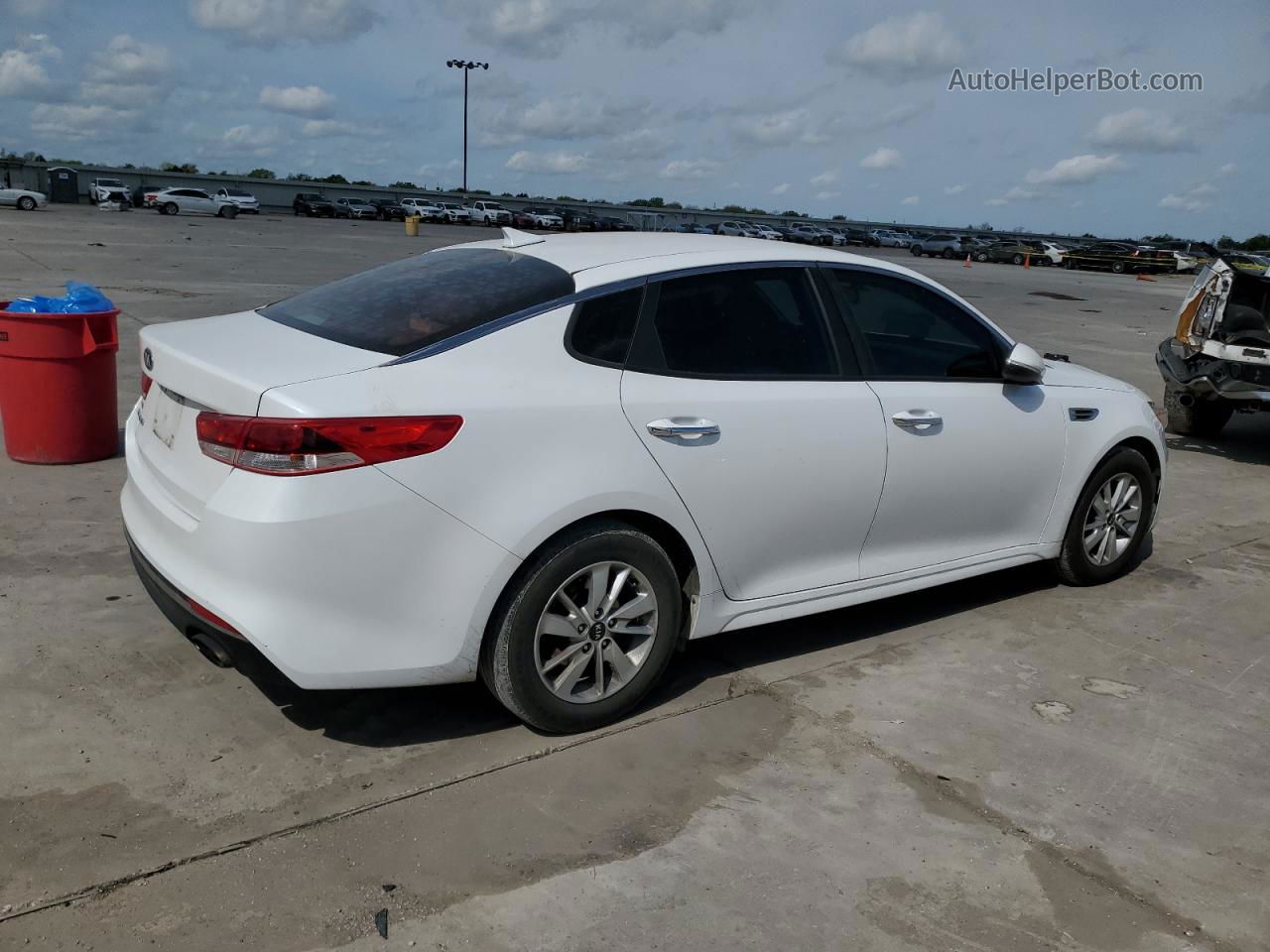 2017 Kia Optima Lx Белый vin: 5XXGT4L35HG126965