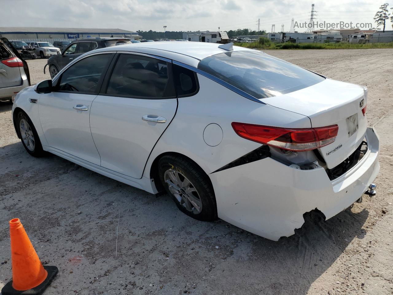 2018 Kia Optima Lx White vin: 5XXGT4L35JG193023