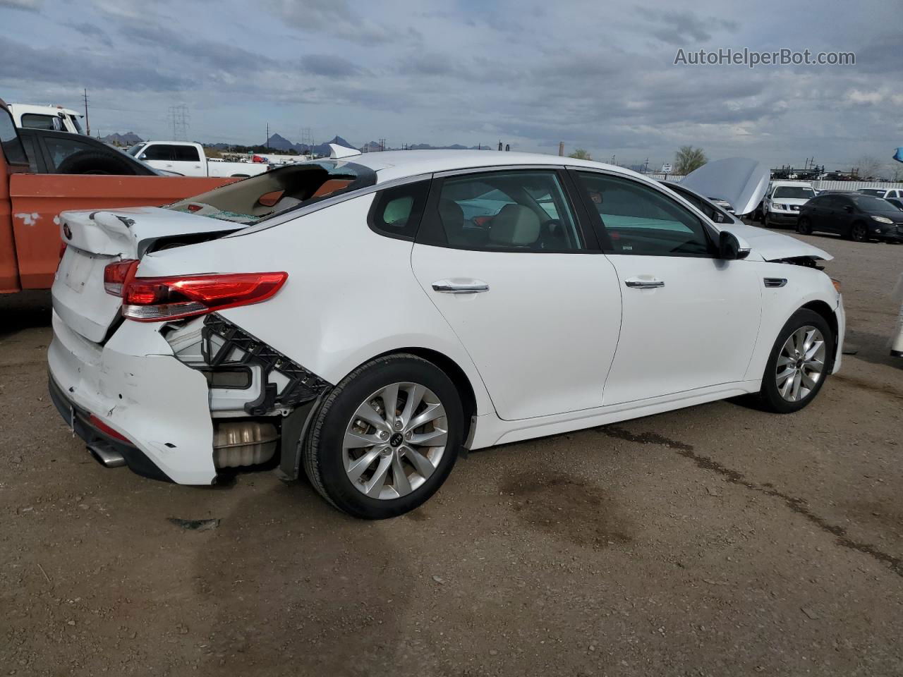 2018 Kia Optima Lx White vin: 5XXGT4L36JG273592