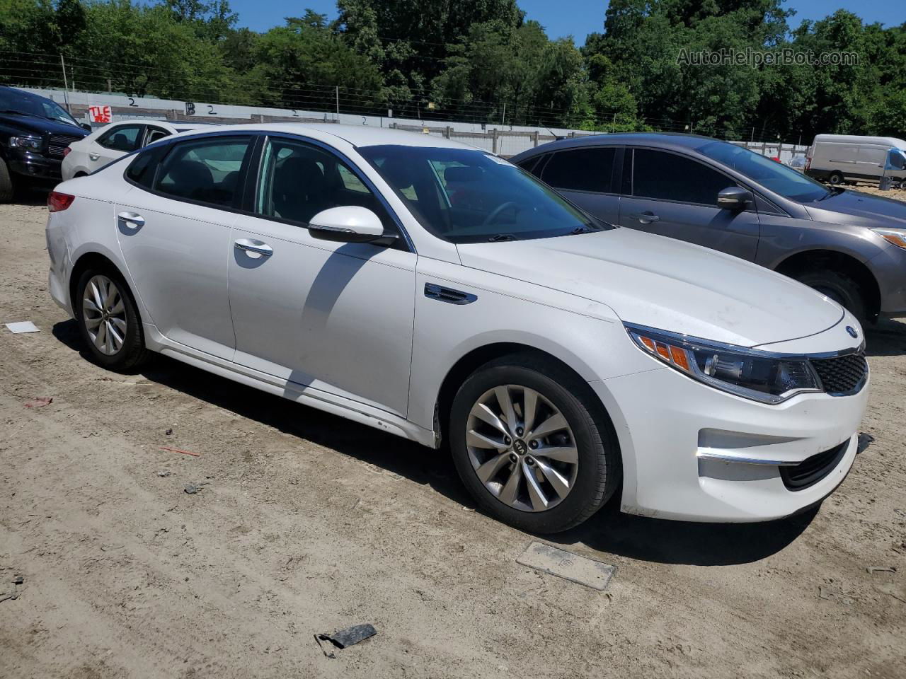 2018 Kia Optima Lx White vin: 5XXGT4L37JG252881