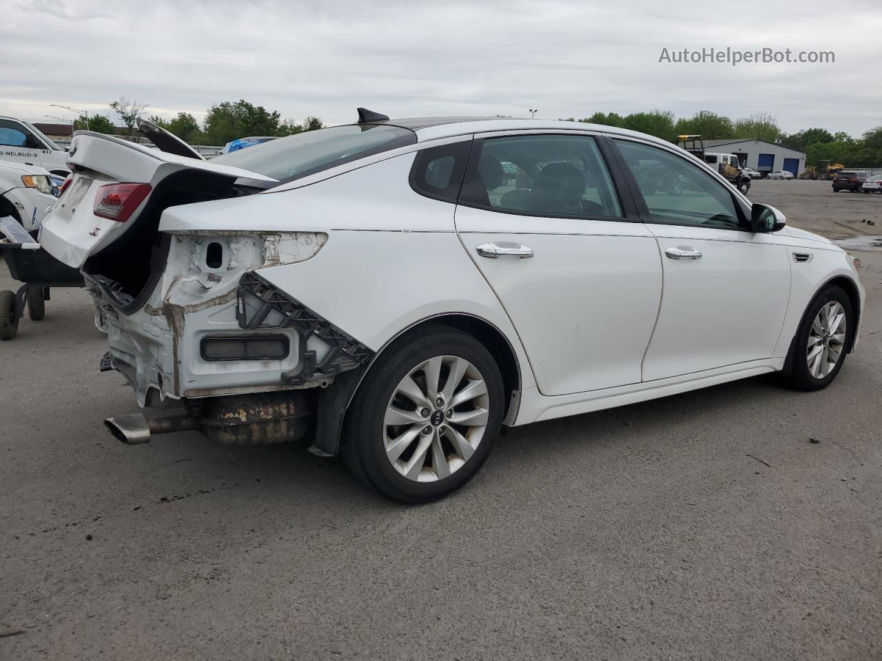 2018 Kia Optima Lx White vin: 5XXGT4L38JG196076