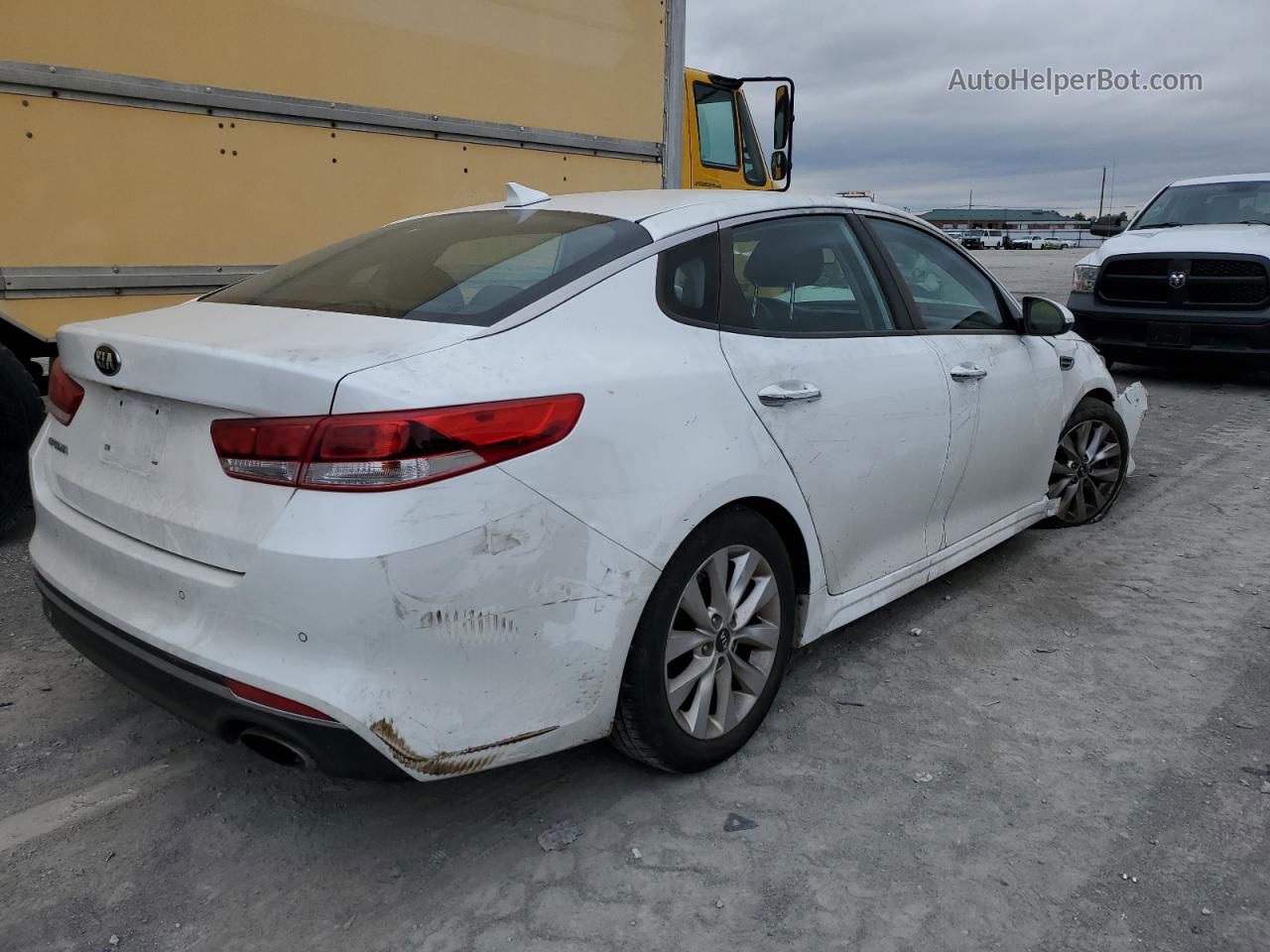 2018 Kia Optima Lx White vin: 5XXGT4L3XJG254978