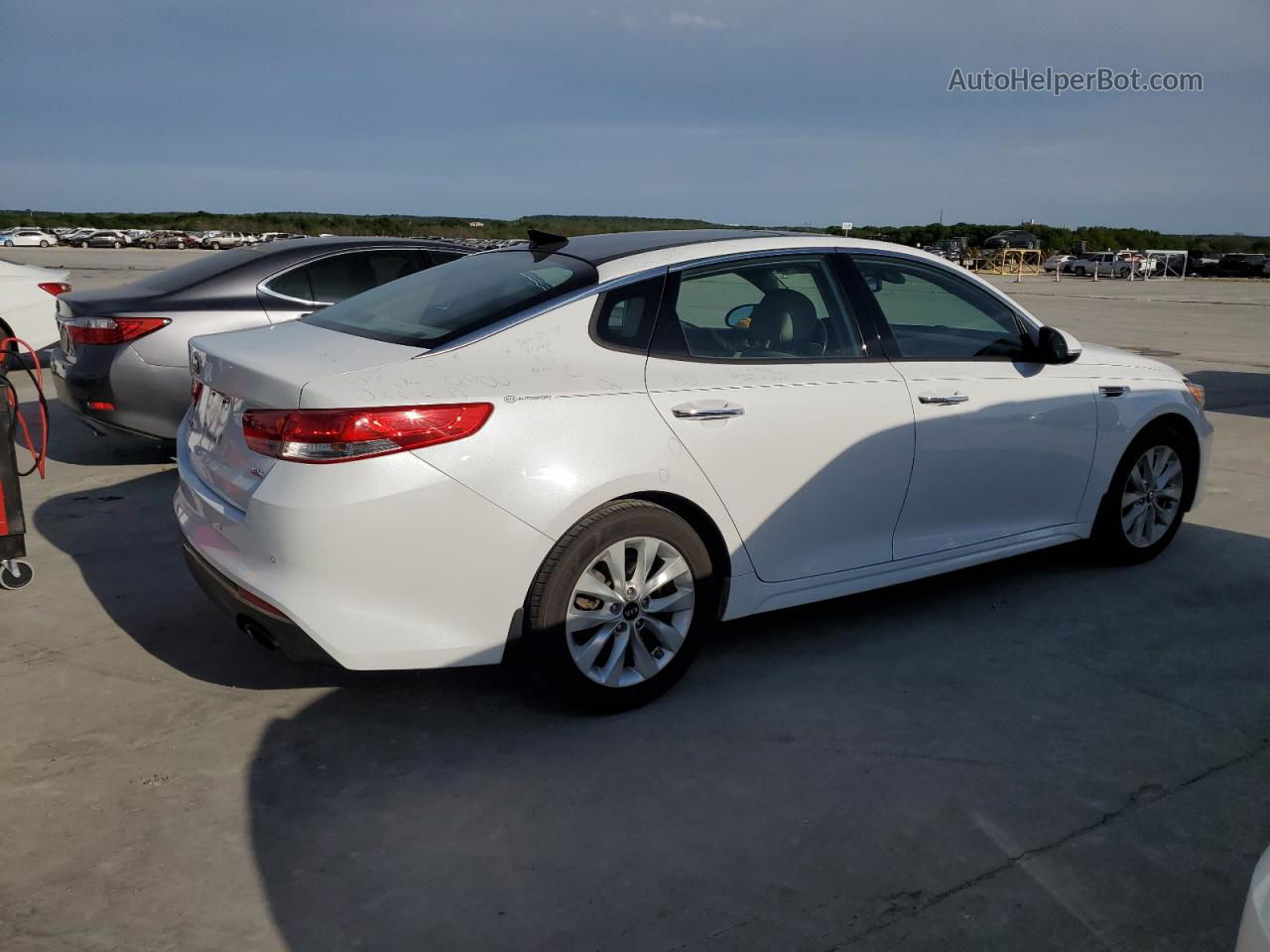 2018 Kia Optima Ex White vin: 5XXGU4L34JG190580