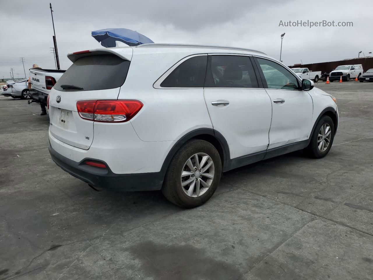 2018 Kia Sorento Lx White vin: 5XYPG4A54JG383867