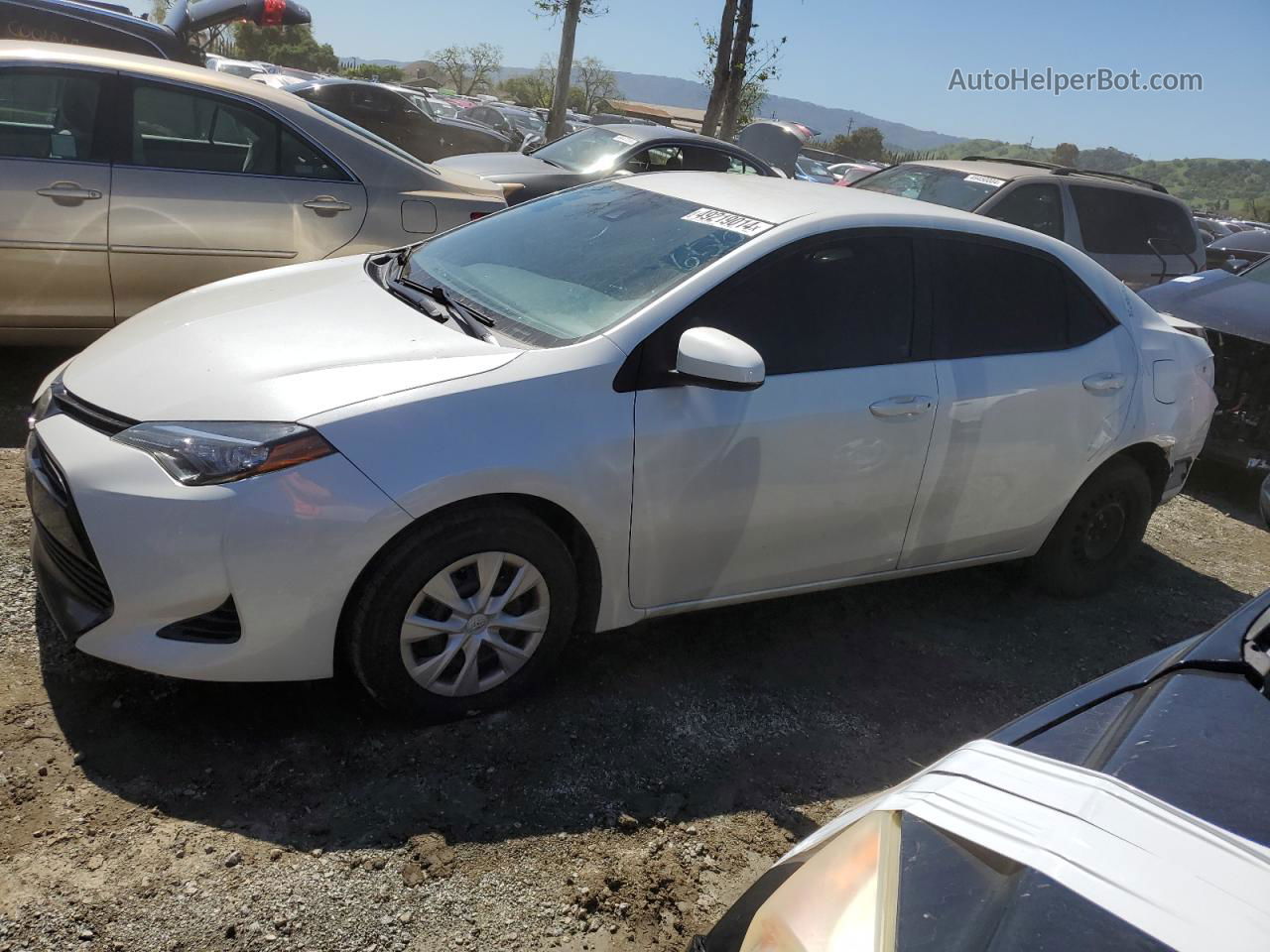 2017 Toyota Corolla Le White vin: 5YFBPRHE5HP592022