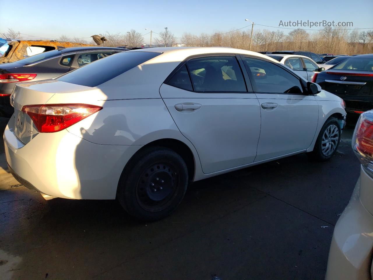 2018 Toyota Corolla L White vin: 5YFBURHE2JP832738