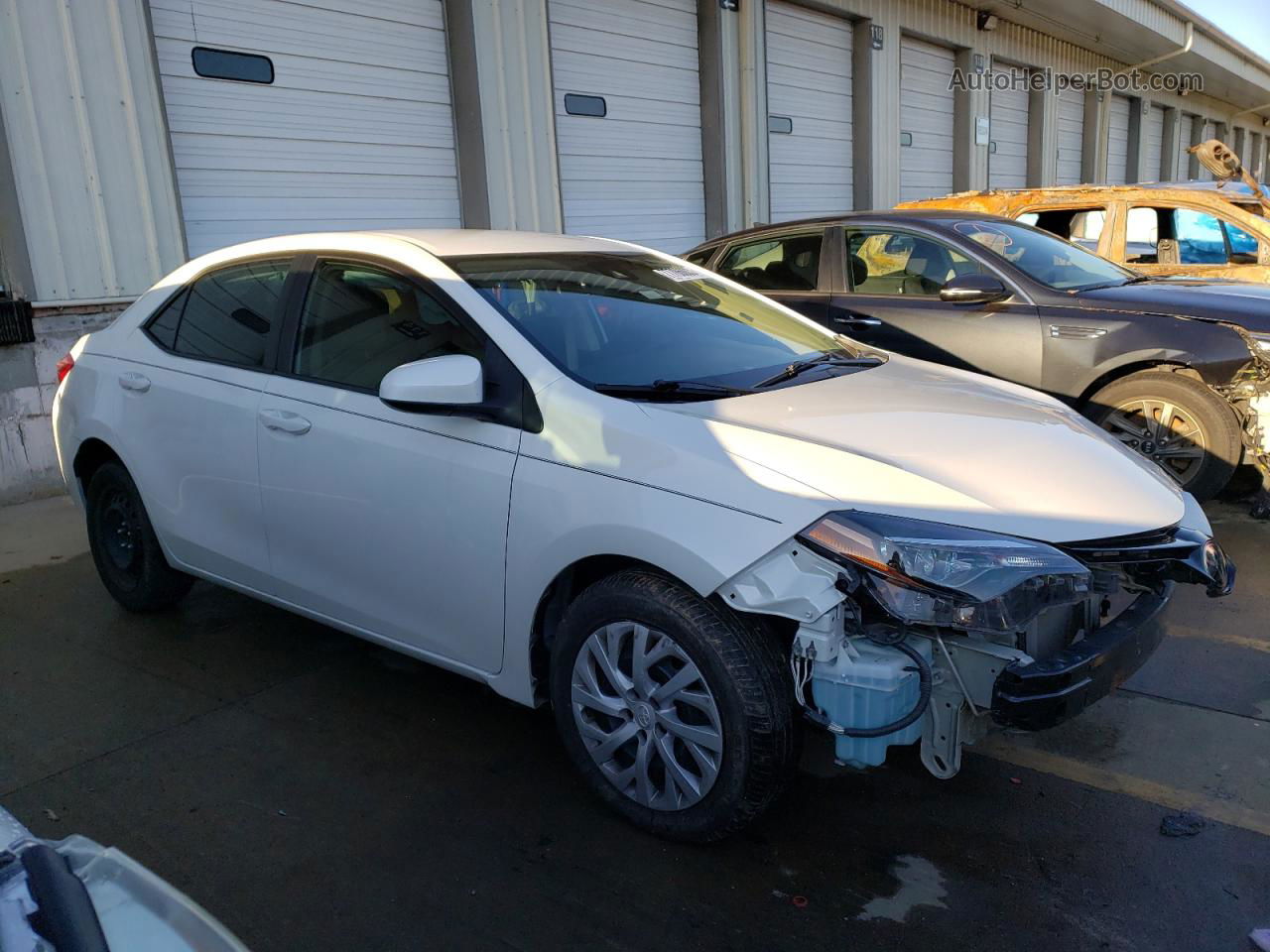 2018 Toyota Corolla L White vin: 5YFBURHE2JP832738