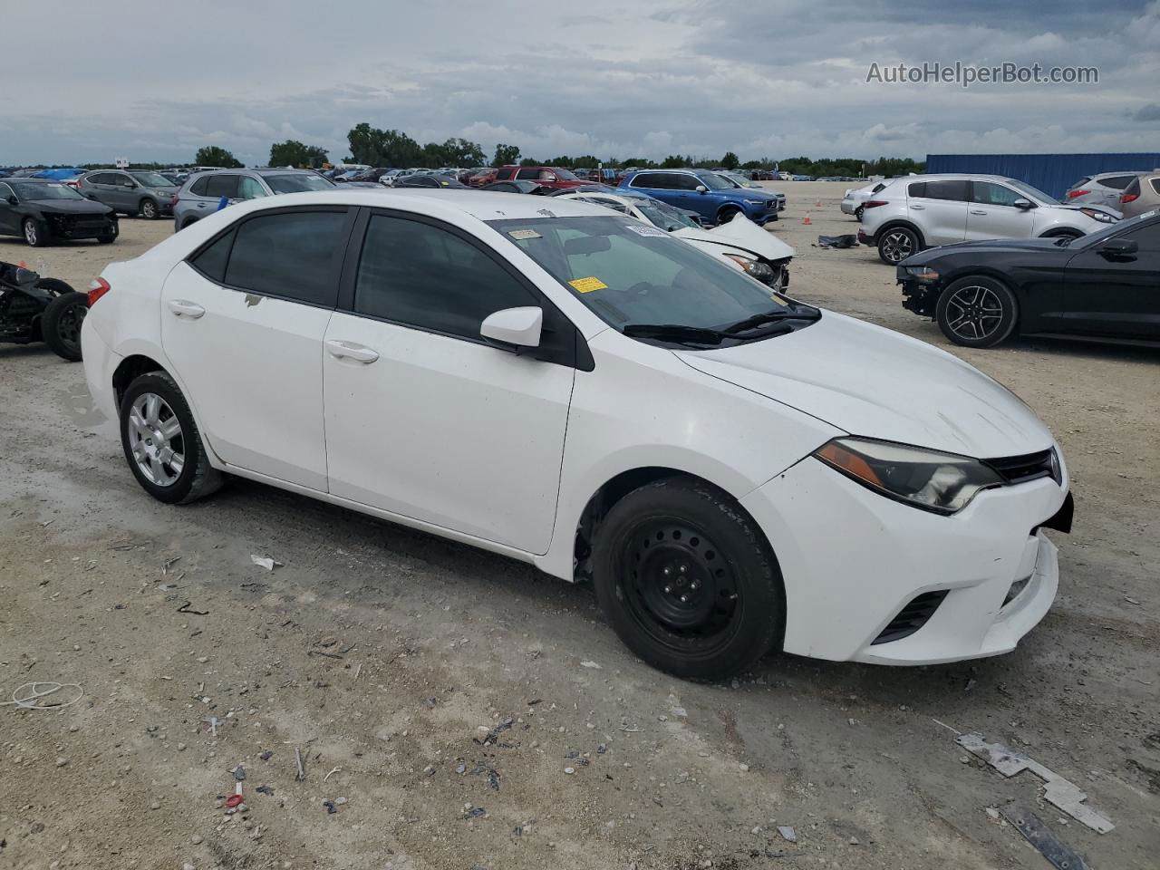 2015 Toyota Corolla L White vin: 5YFBURHE3FP209815