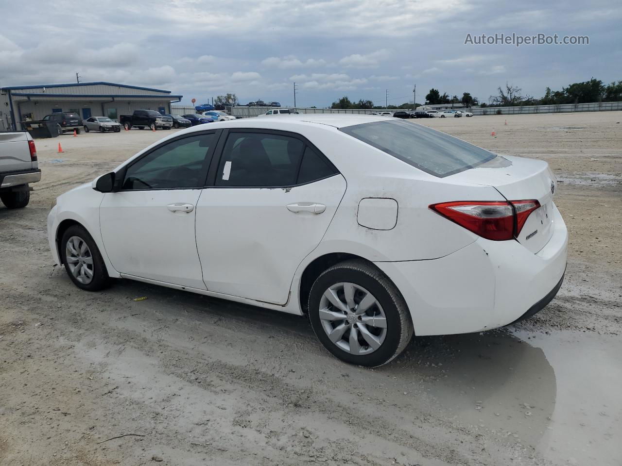 2015 Toyota Corolla L Белый vin: 5YFBURHE3FP209815