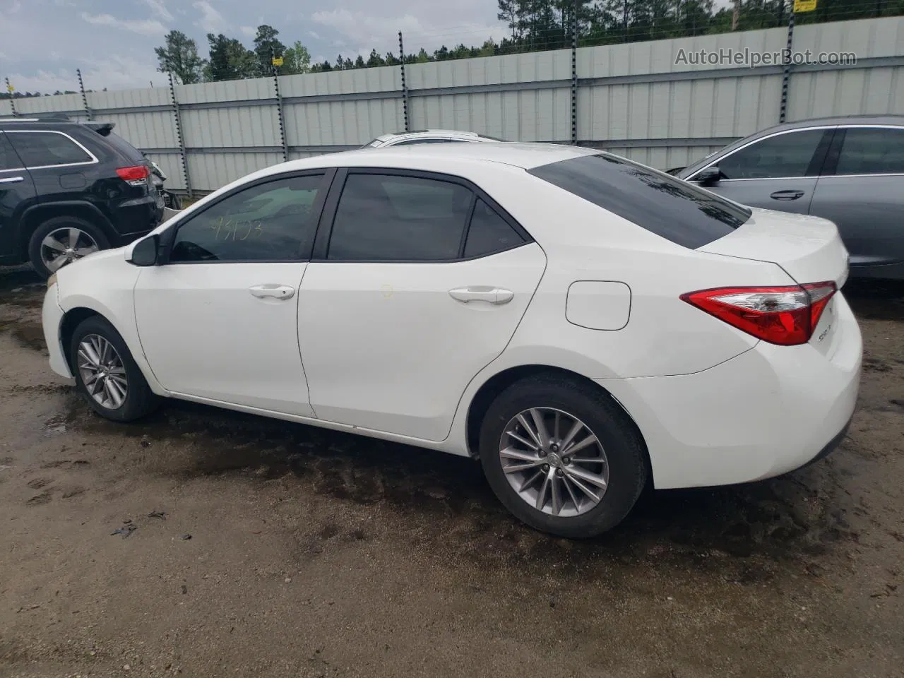 2015 Toyota Corolla L Белый vin: 5YFBURHE7FP200759