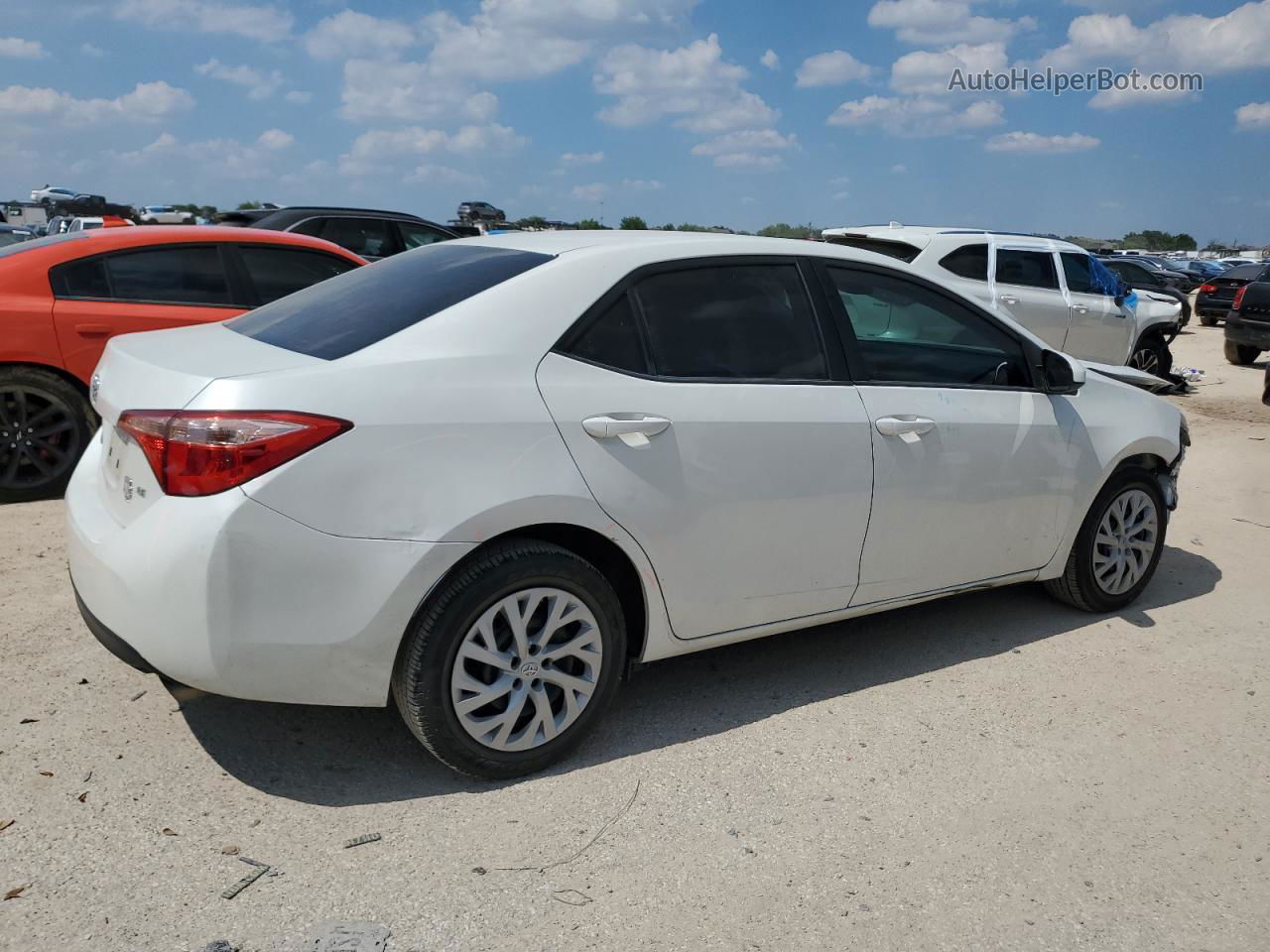 2019 Toyota Corolla L White vin: 5YFBURHEXKP878772