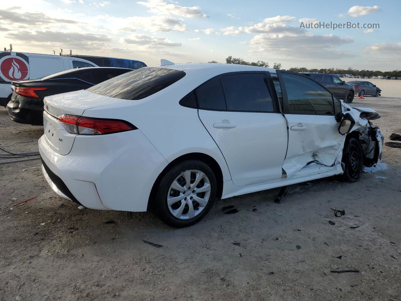 2020 Toyota Corolla Le White vin: 5YFEPRAEXLP133682