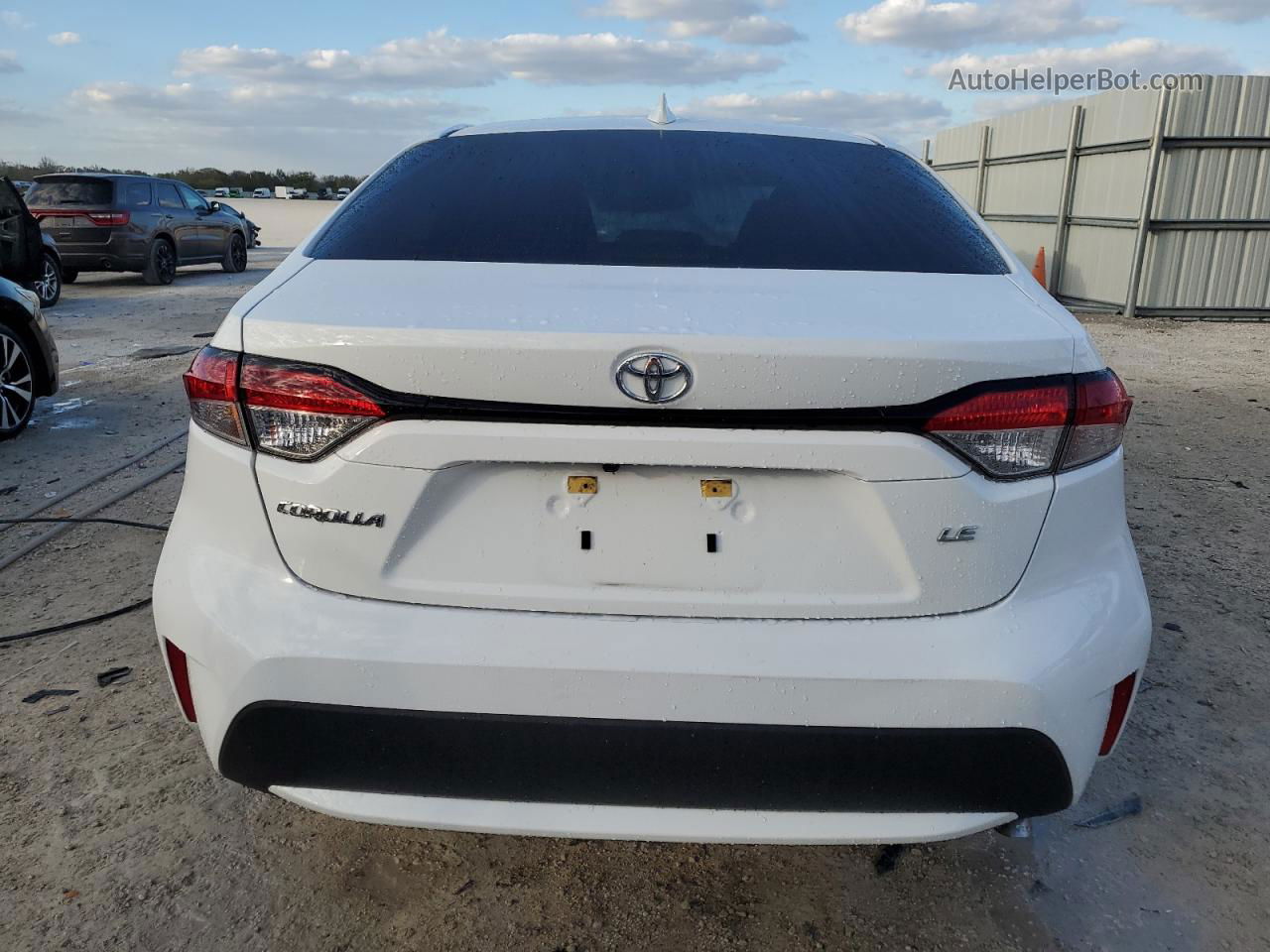 2020 Toyota Corolla Le White vin: 5YFEPRAEXLP133682