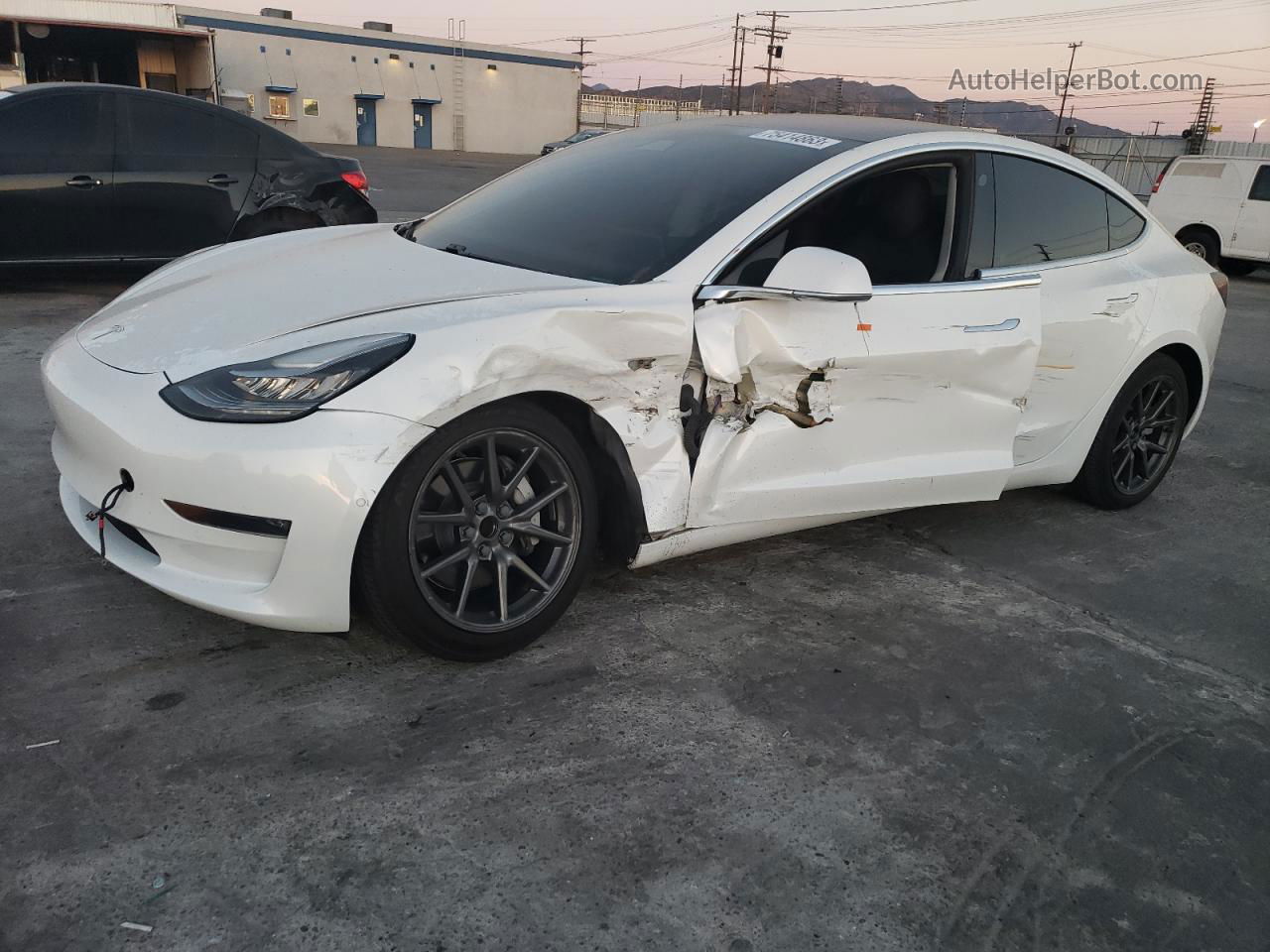 2018 Tesla Model 3  Белый vin: 5YJ3E1EA2JF053873