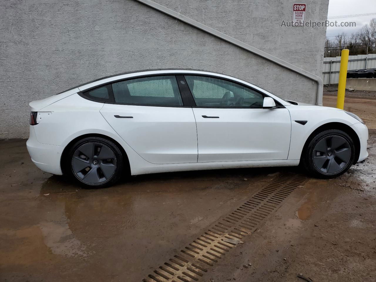 2022 Tesla Model 3  White vin: 5YJ3E1EA4NF369801