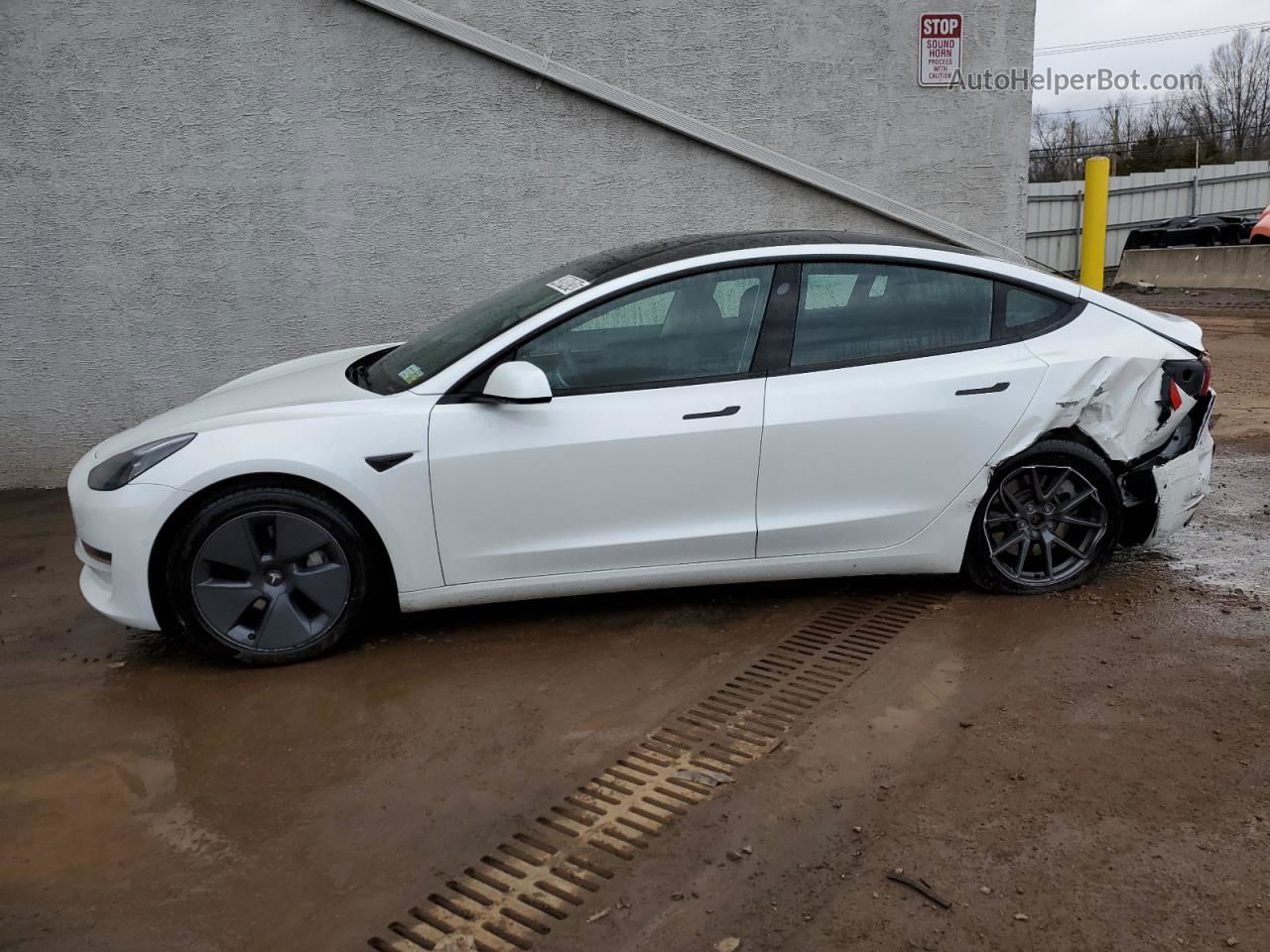 2022 Tesla Model 3  White vin: 5YJ3E1EA4NF369801