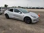 2018 Tesla Model 3  Серебряный vin: 5YJ3E1EA5JF008779