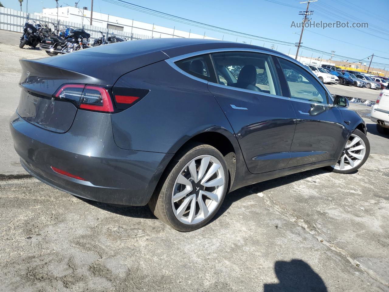 2018 Tesla Model 3  Серебряный vin: 5YJ3E1EAXJF015078