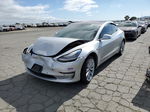 2018 Tesla Model 3  Серебряный vin: 5YJ3E1EAXJF098463