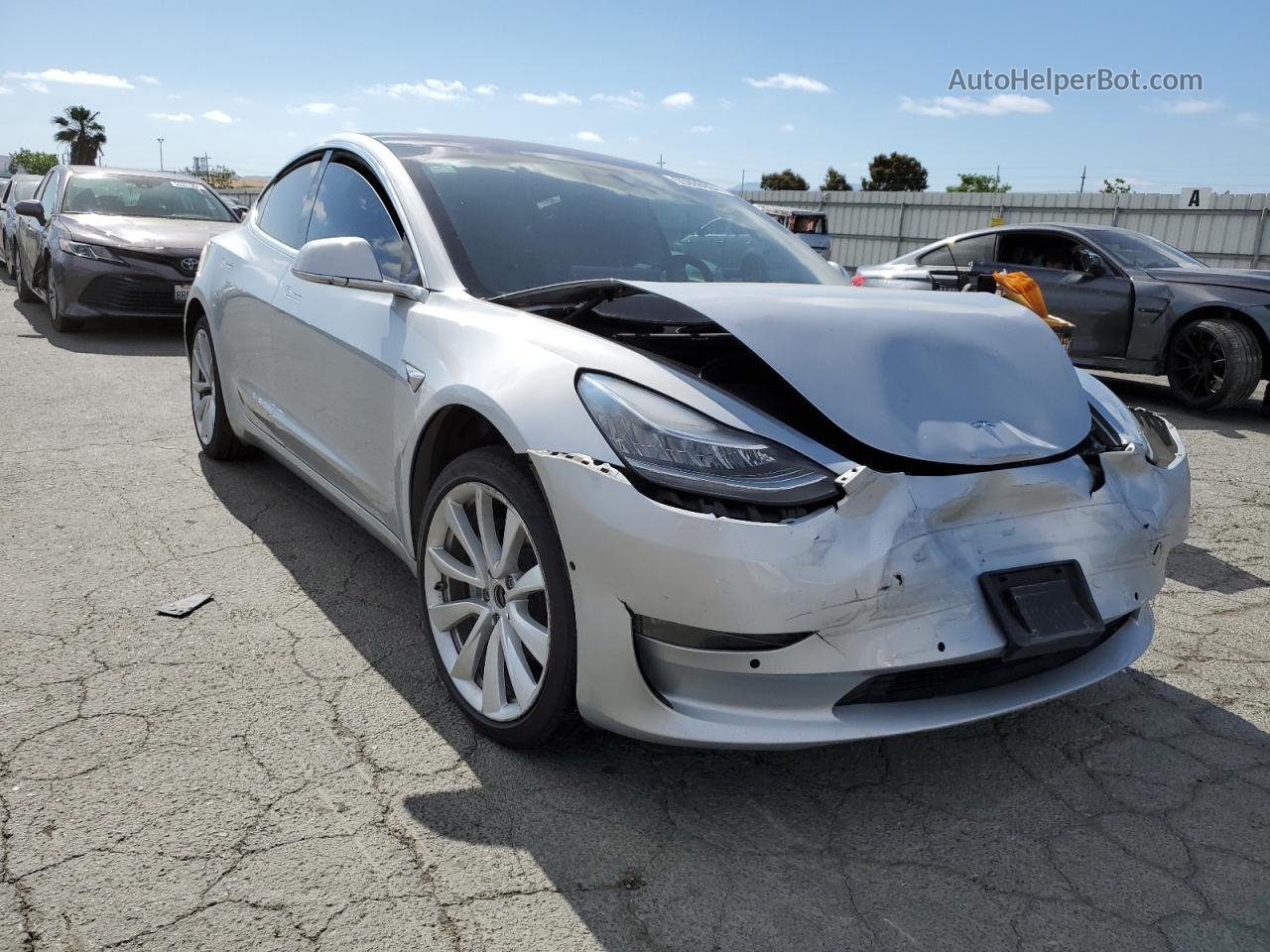 2018 Tesla Model 3  Серебряный vin: 5YJ3E1EAXJF098463