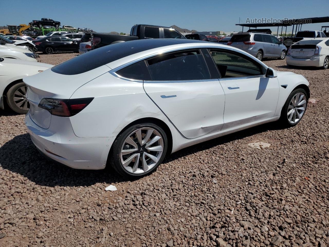 2018 Tesla Model 3  Белый vin: 5YJ3E1EAXJF126455