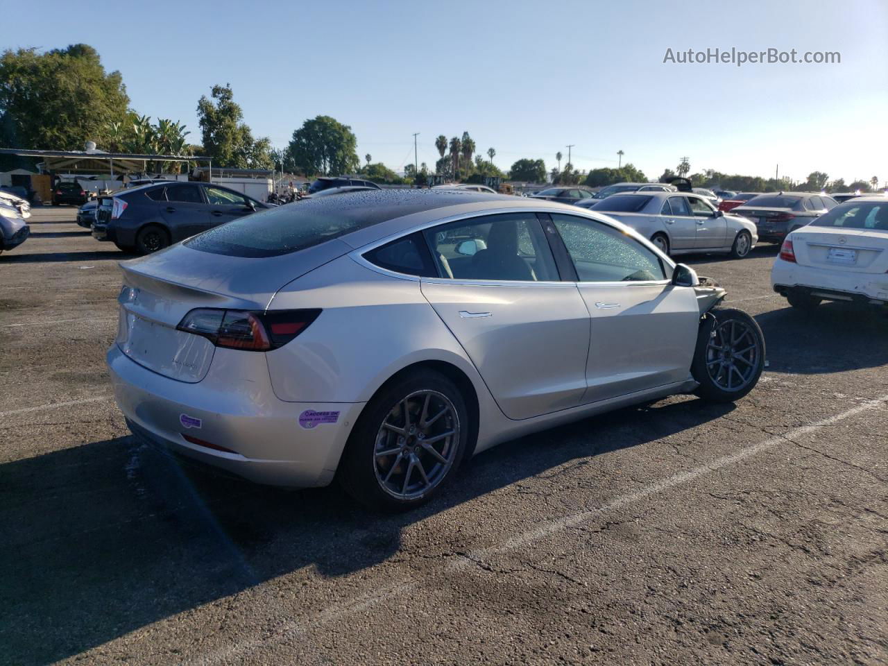 2018 Tesla Model 3  Серебряный vin: 5YJ3E1EB1JF091104