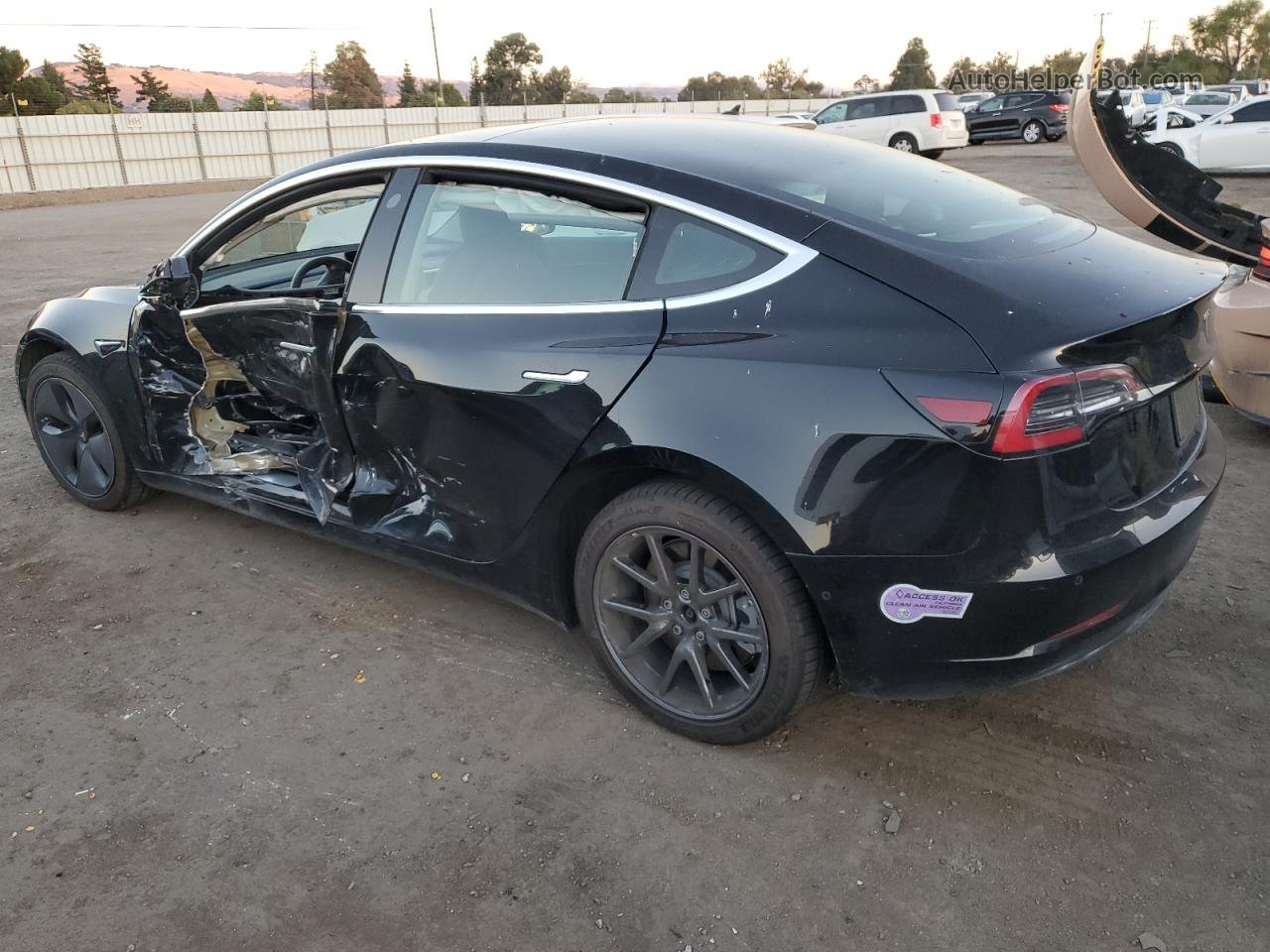 2019 Tesla Model 3  Черный vin: 5YJ3E1EB4KF208904