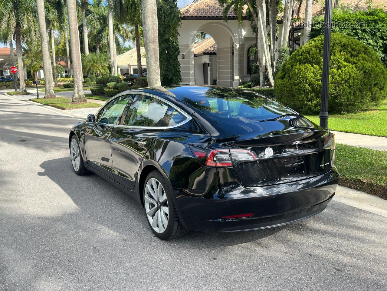 2018 Tesla Model 3  Черный vin: 5YJ3E1EB8JF145157