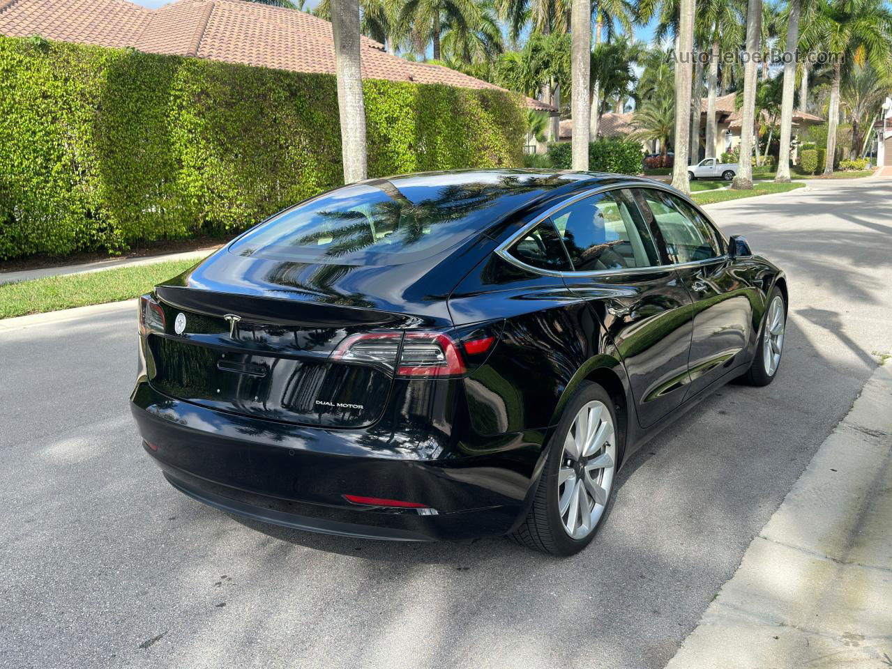 2018 Tesla Model 3  Черный vin: 5YJ3E1EB8JF145157