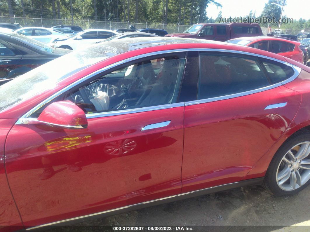 2013 Tesla Model S   Red vin: 5YJSA1AG1DFP09681