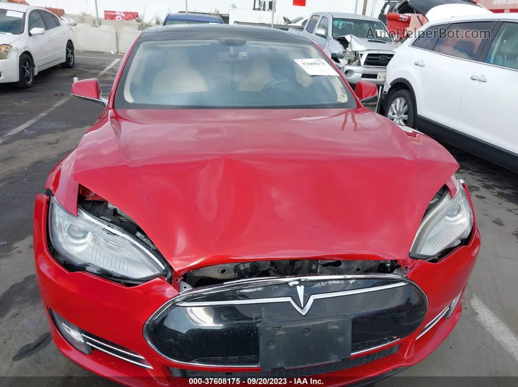 2013 Tesla Model S   Red vin: 5YJSA1CN2DFP10026