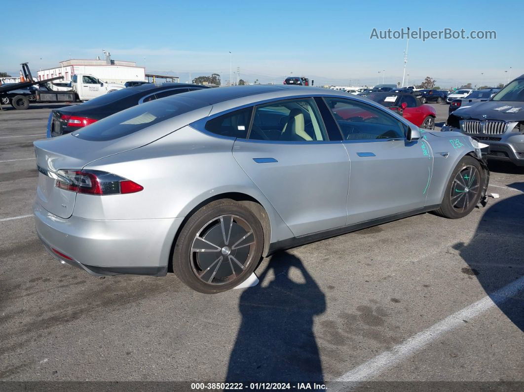 2013 Tesla Model S   Серебряный vin: 5YJSA1CN8DFP27476